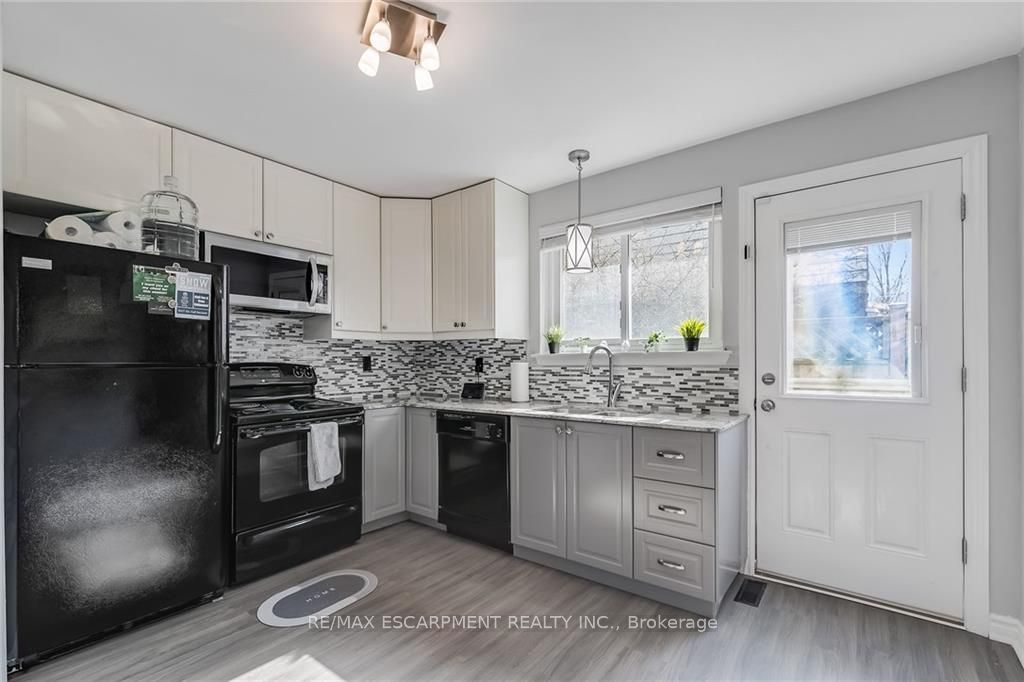 44 Deloraine Dr
