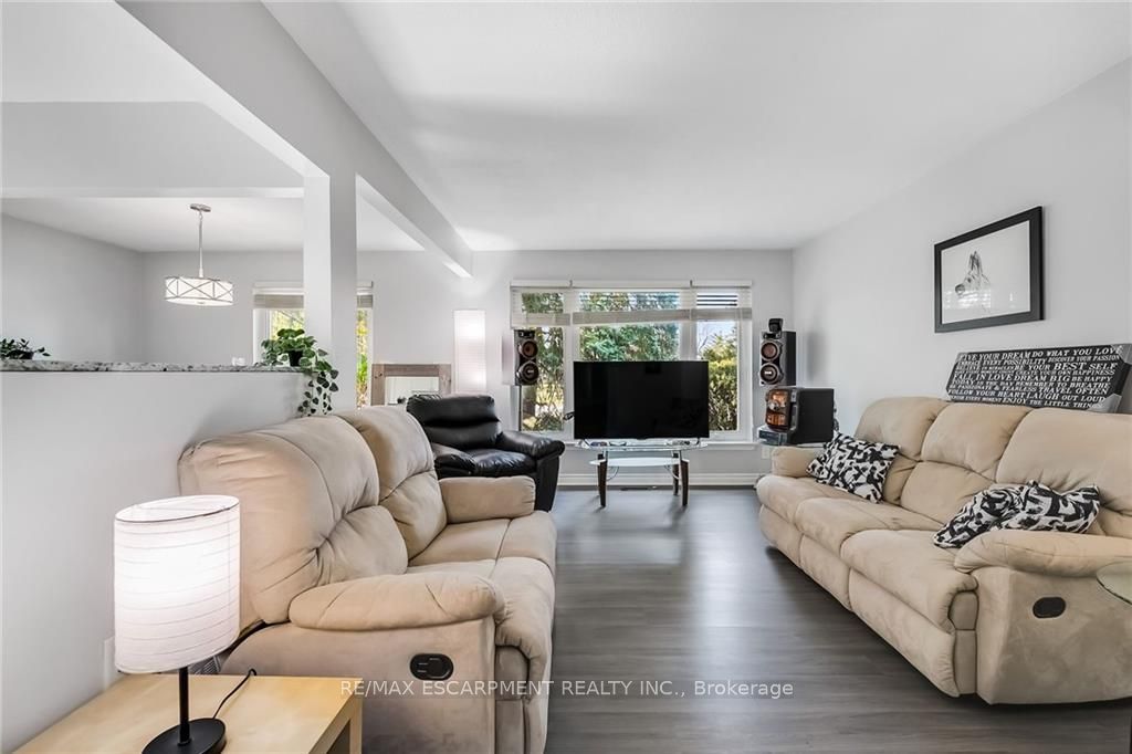 44 Deloraine Dr