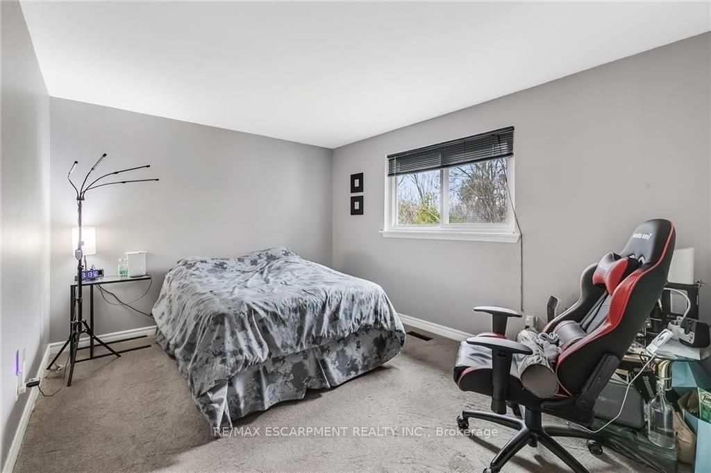 44 Deloraine Dr