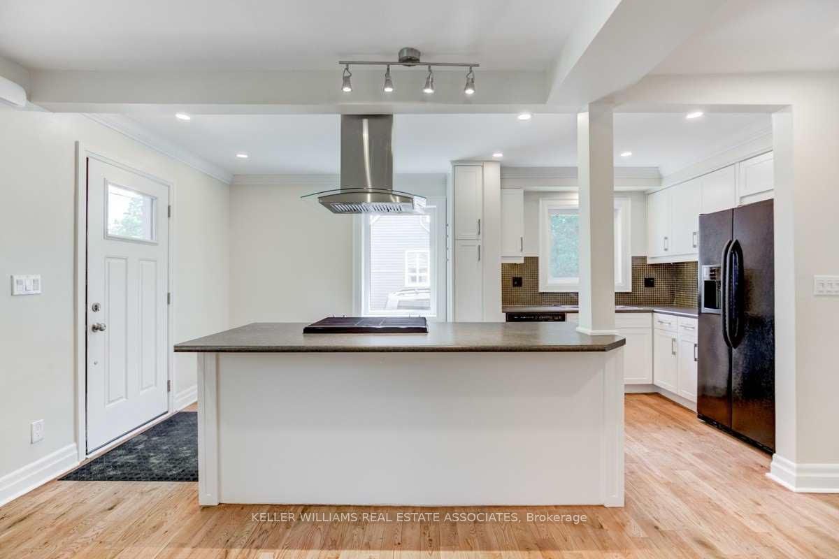 10 Joseph St