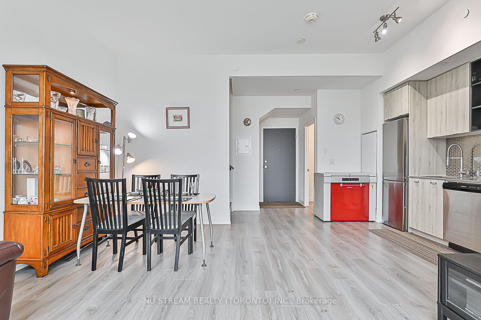 10 De Boers Dr, #Th04