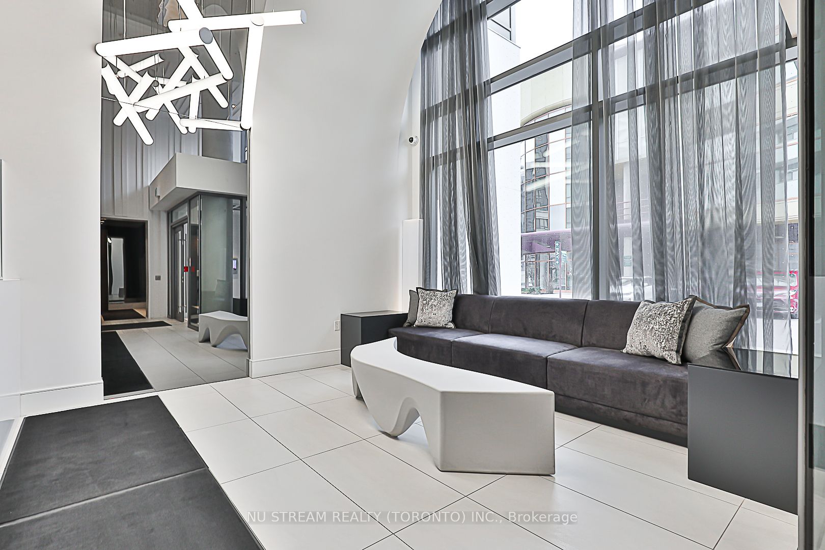 10 De Boers Dr, #Th04