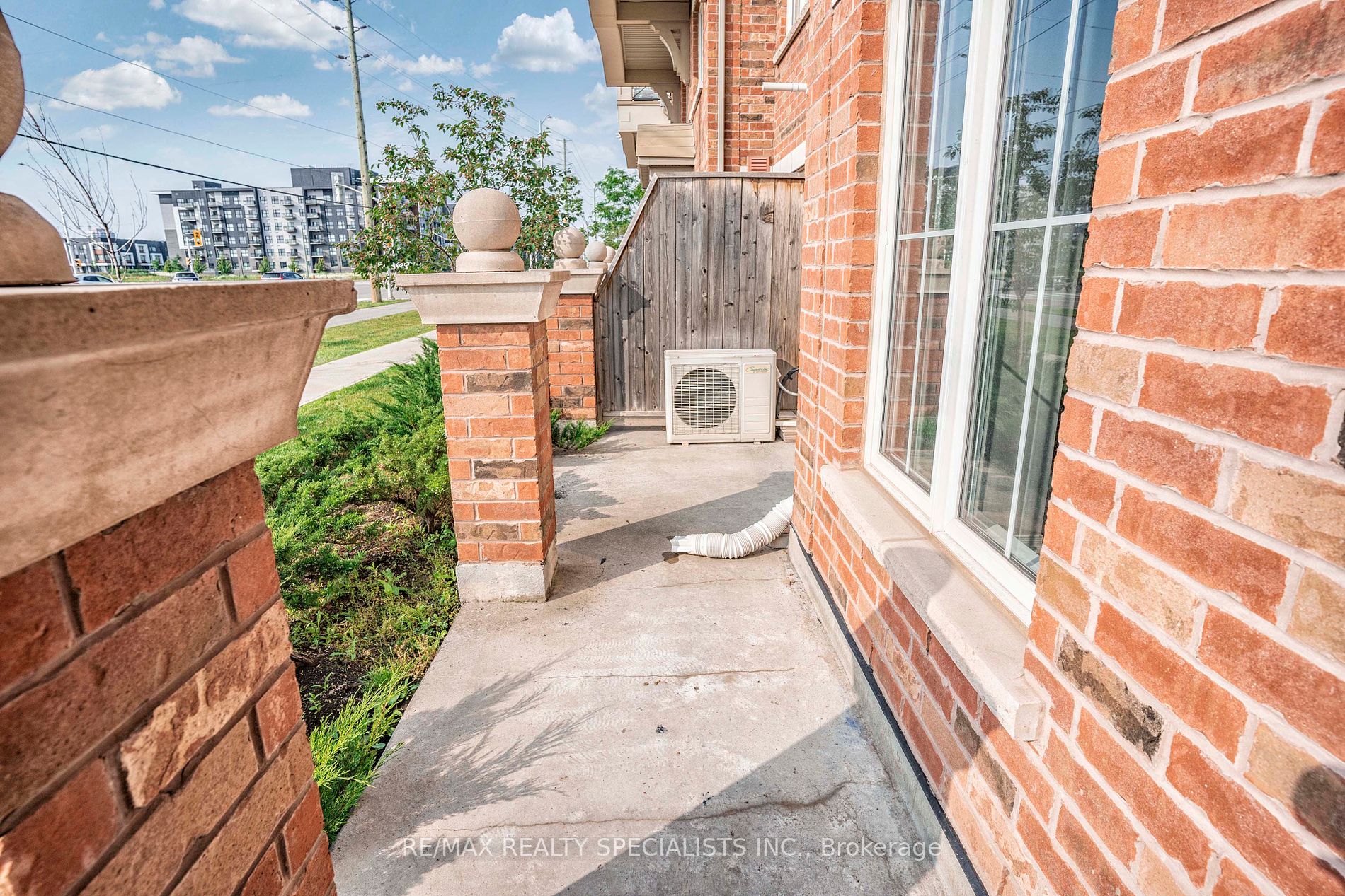 2500 Post Rd, #4