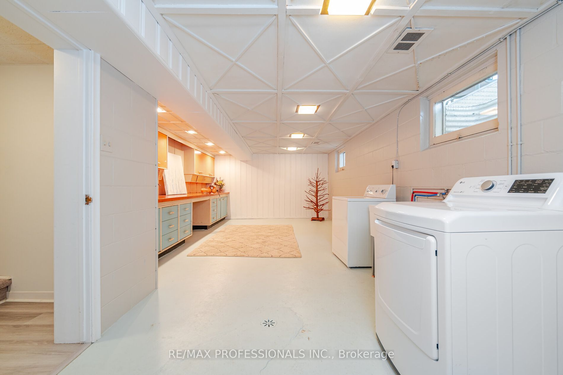114 Rathburn Rd