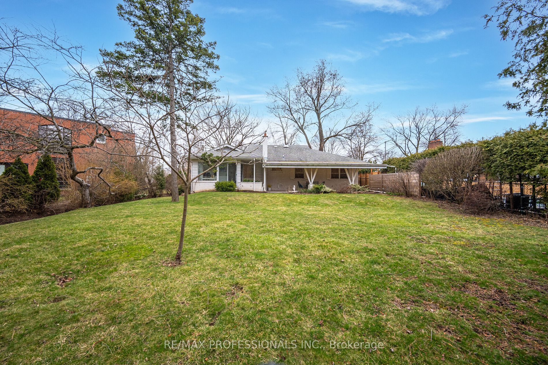 114 Rathburn Rd