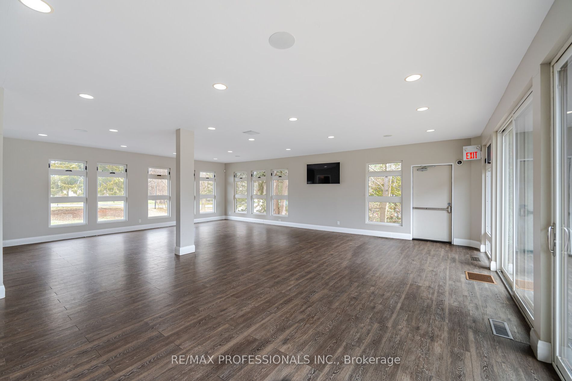 114 Rathburn Rd