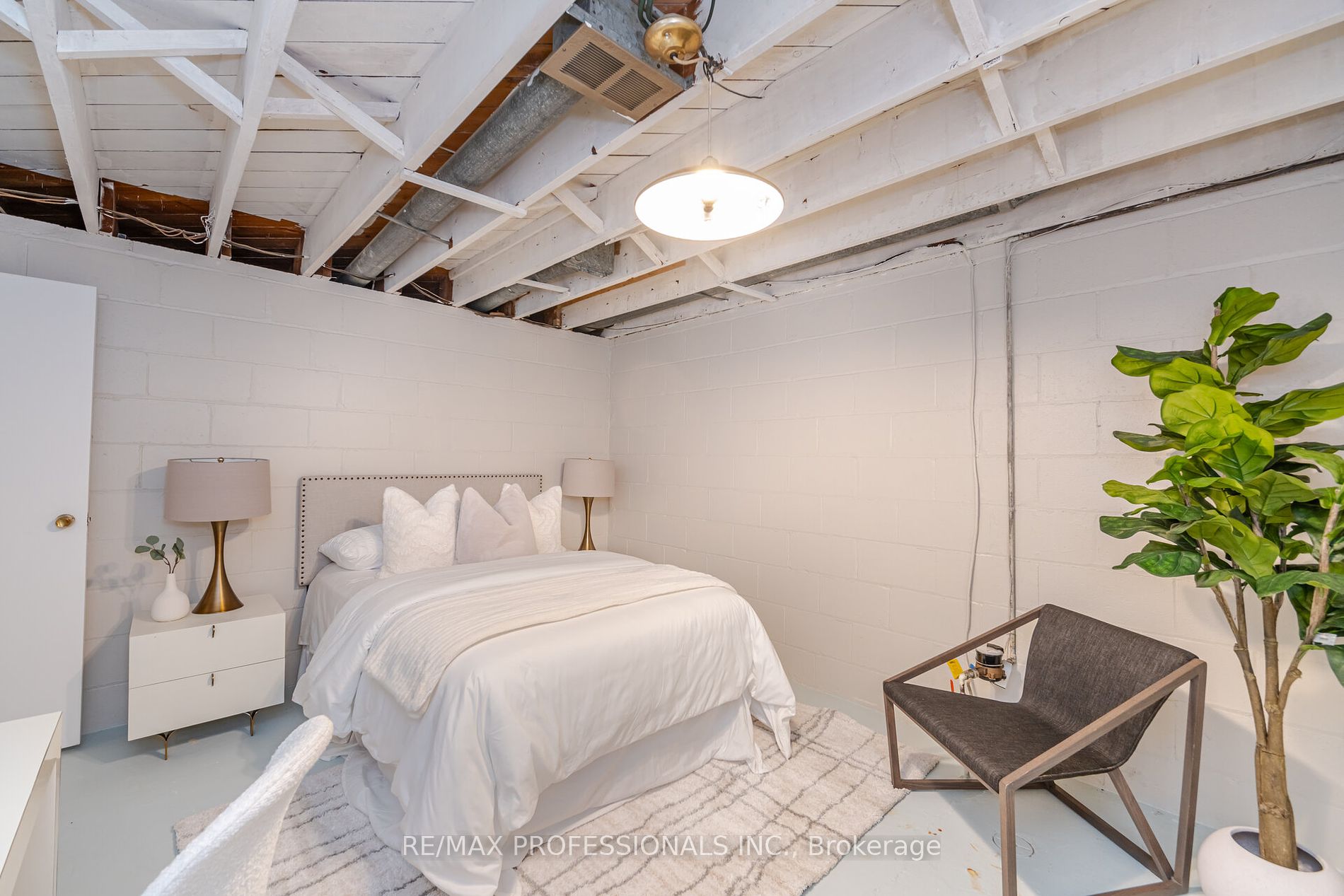 114 Rathburn Rd