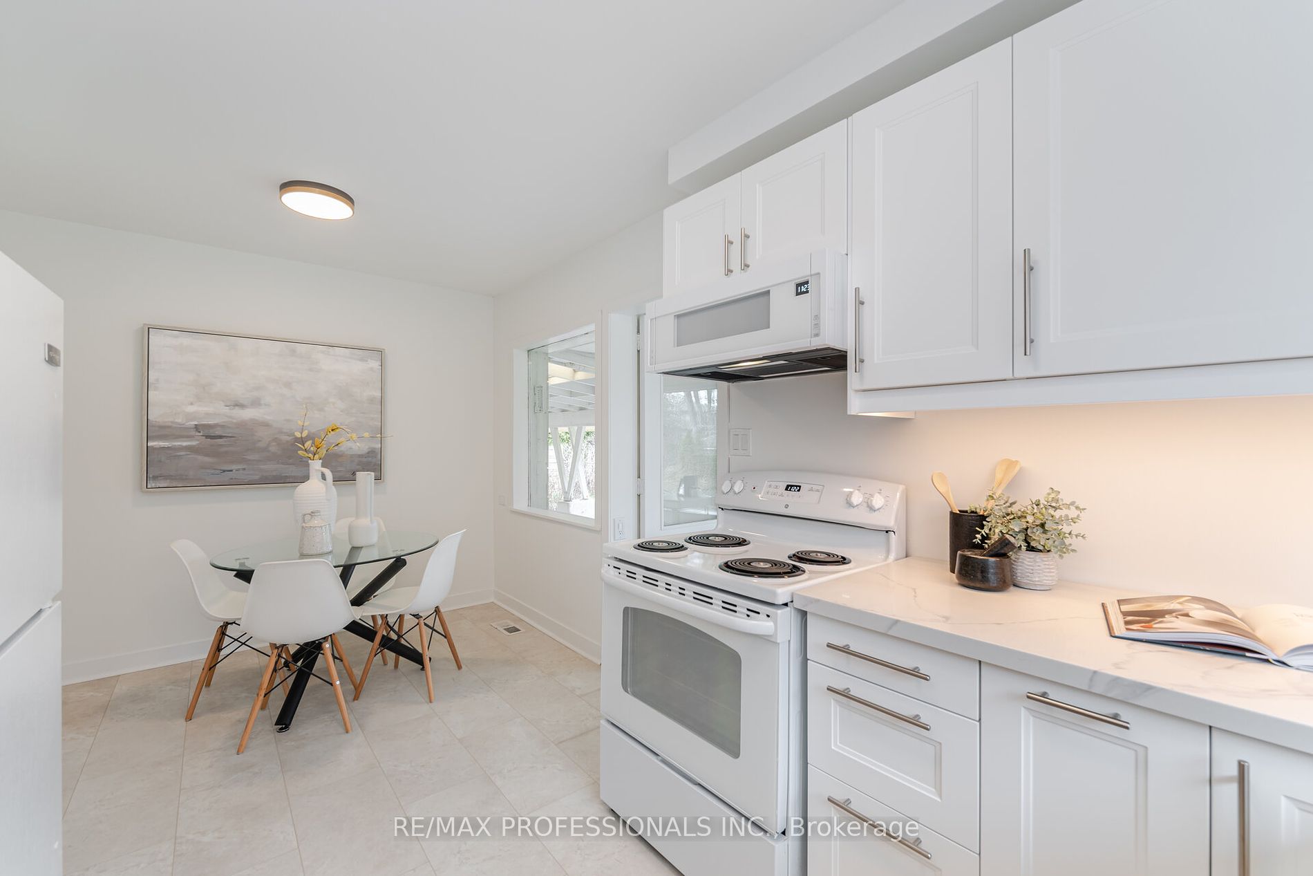 114 Rathburn Rd