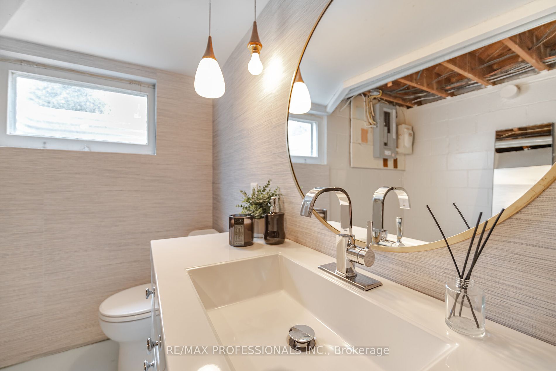 114 Rathburn Rd