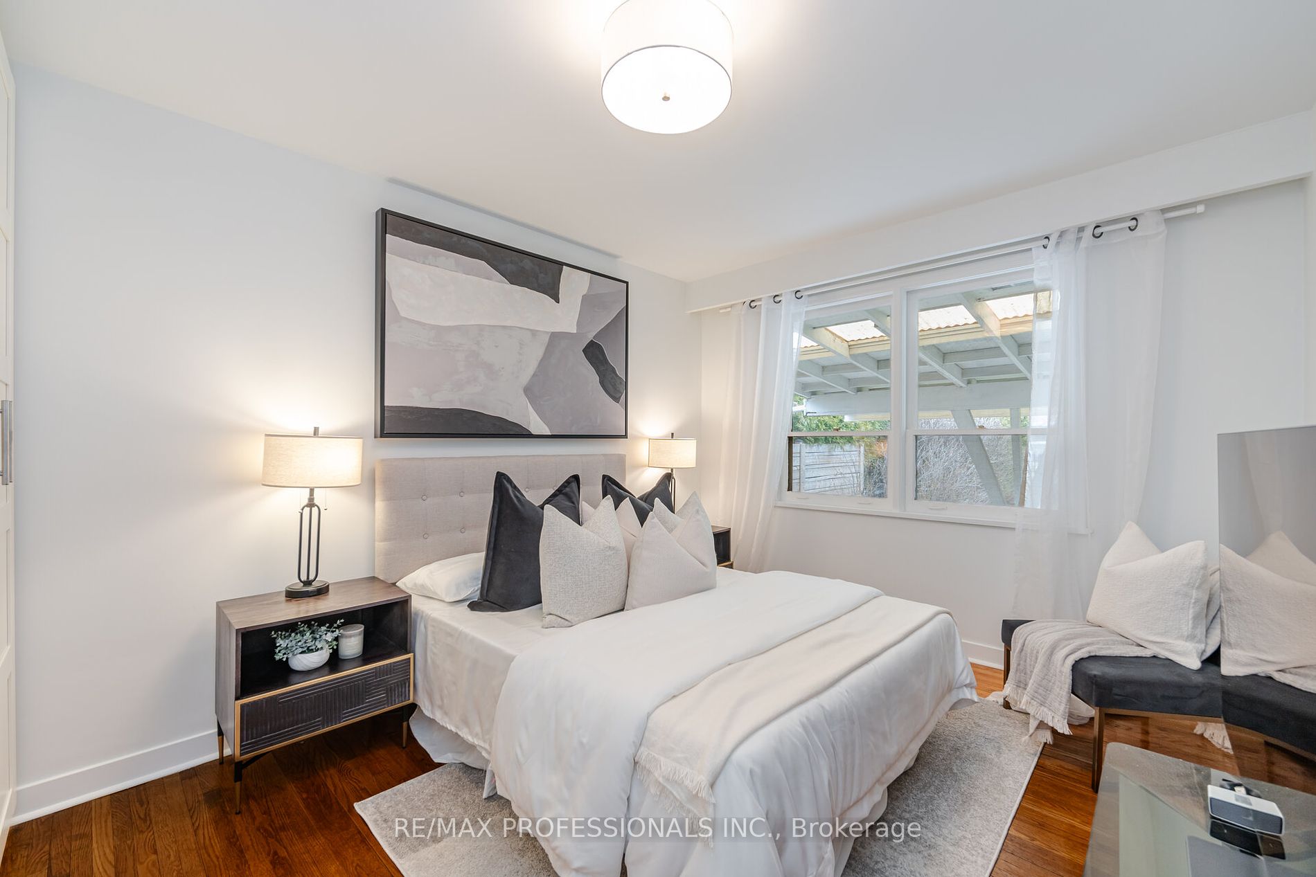 114 Rathburn Rd