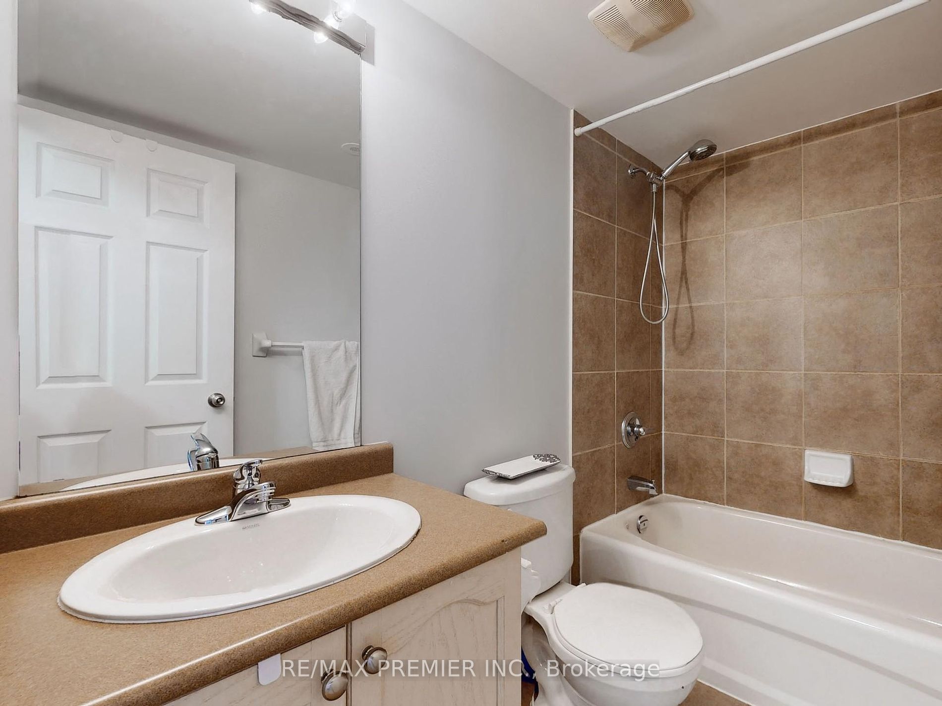 105 George Appleton Way, #2152