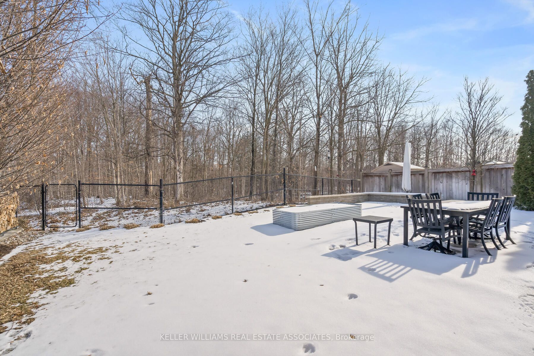 9 Lookout Crt