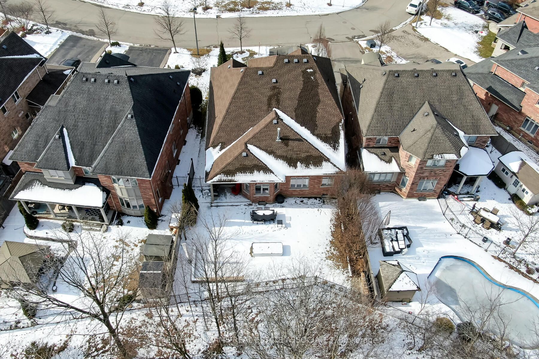 9 Lookout Crt