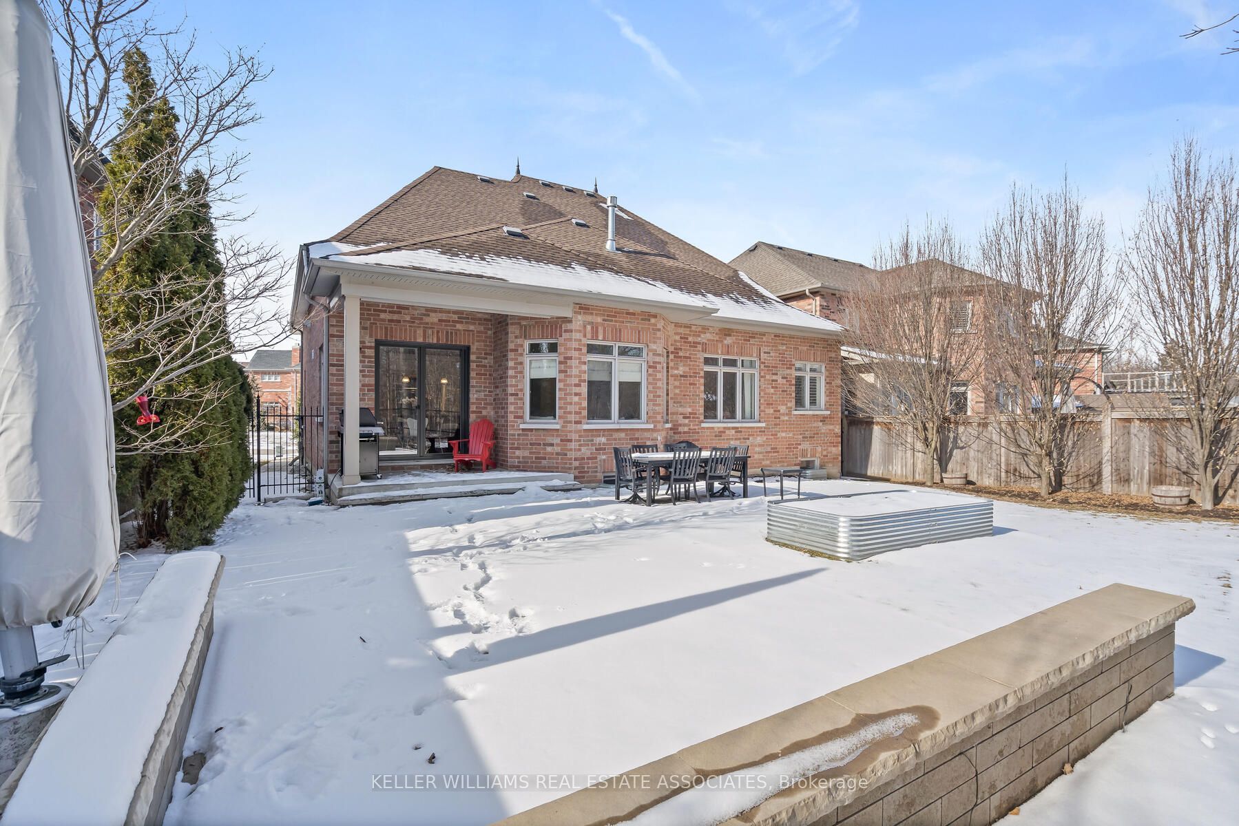 9 Lookout Crt