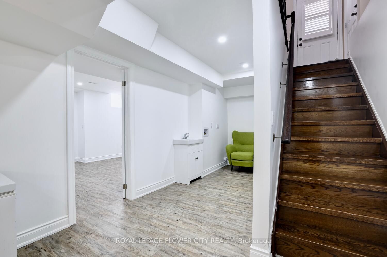 25 Ladbrook Cres