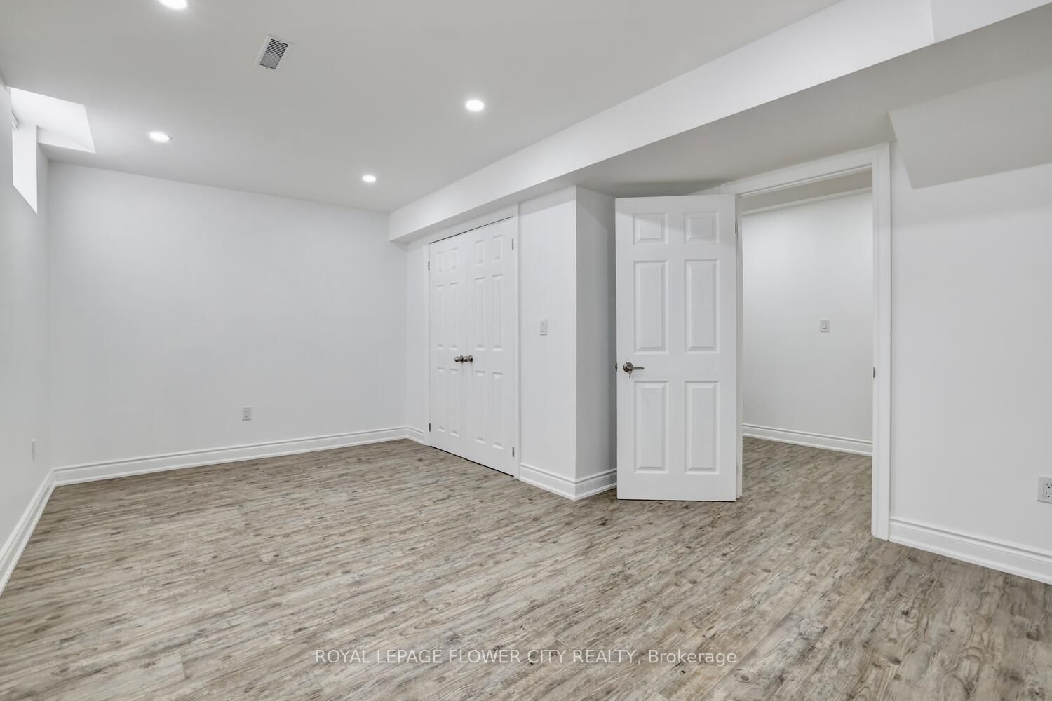 25 Ladbrook Cres
