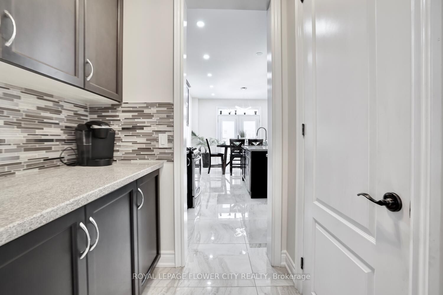 25 Ladbrook Cres