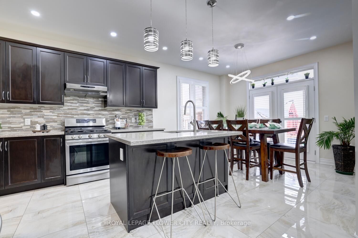 25 Ladbrook Cres