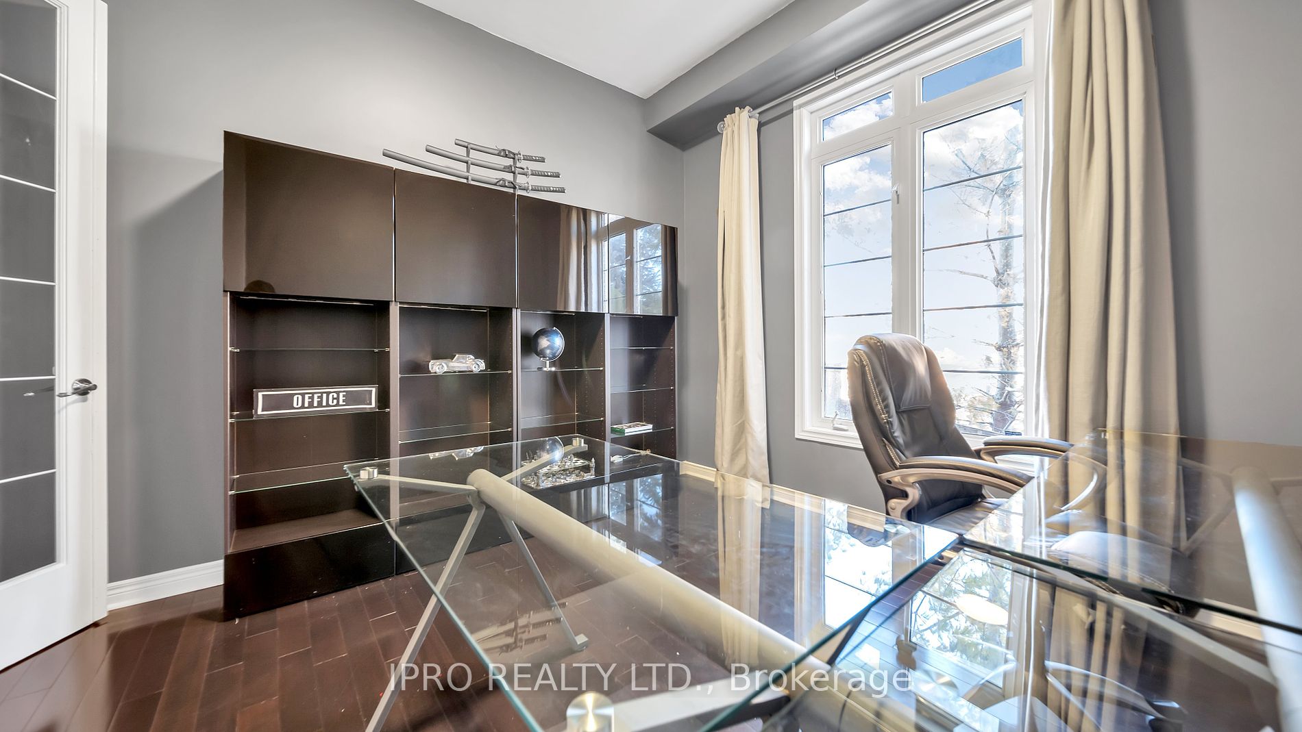 4 Quatro Crescent