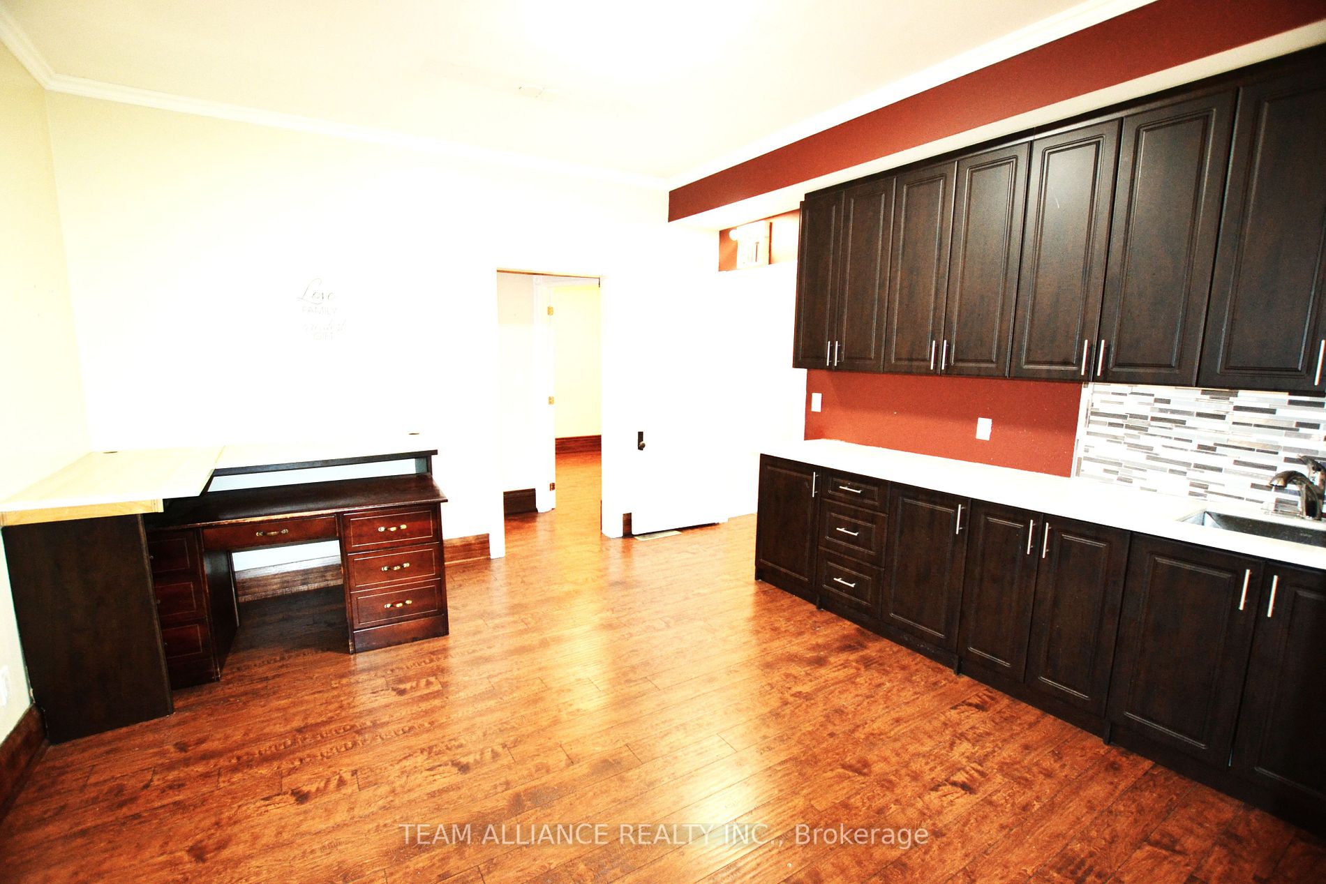 281 Main St N