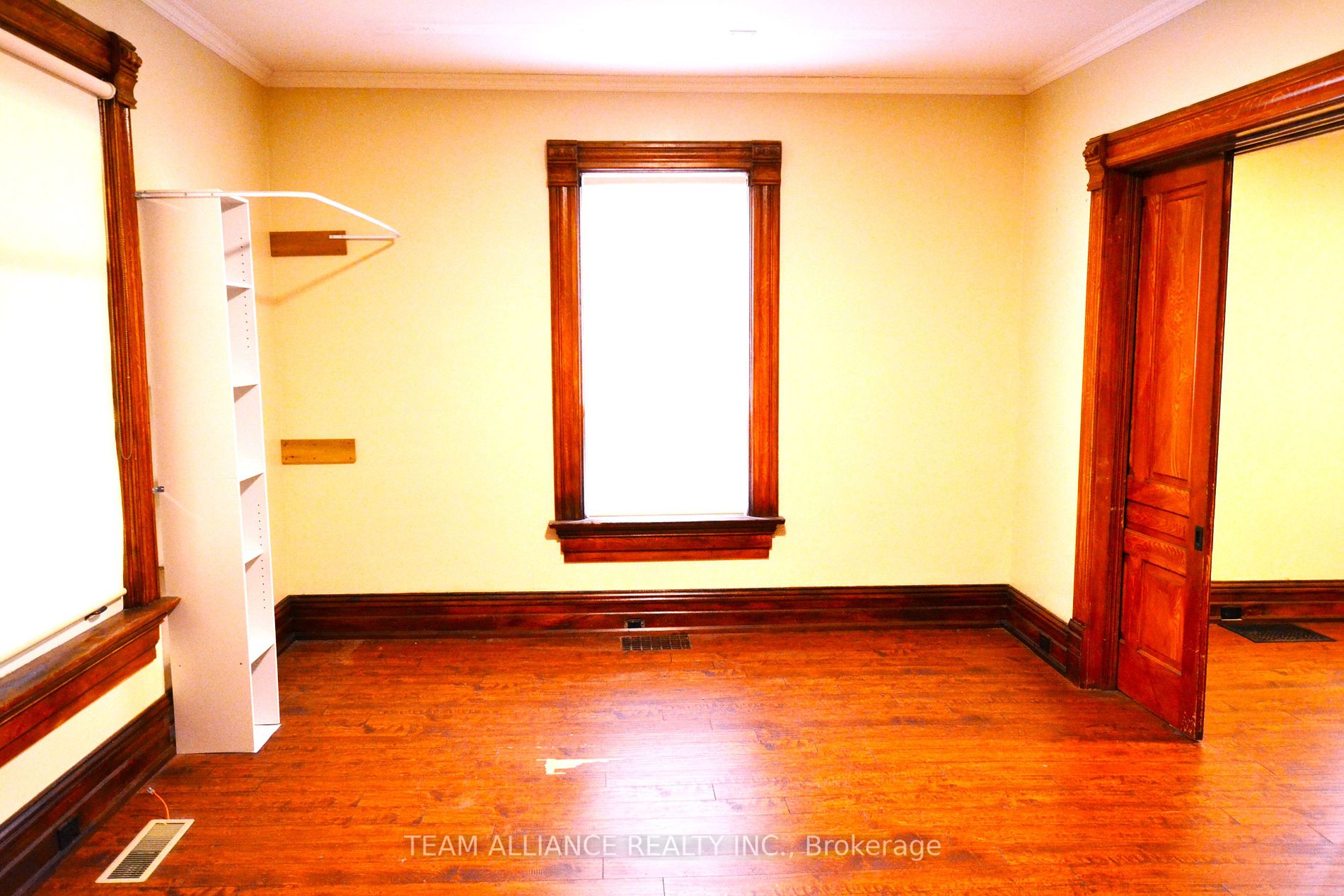 281 Main St N