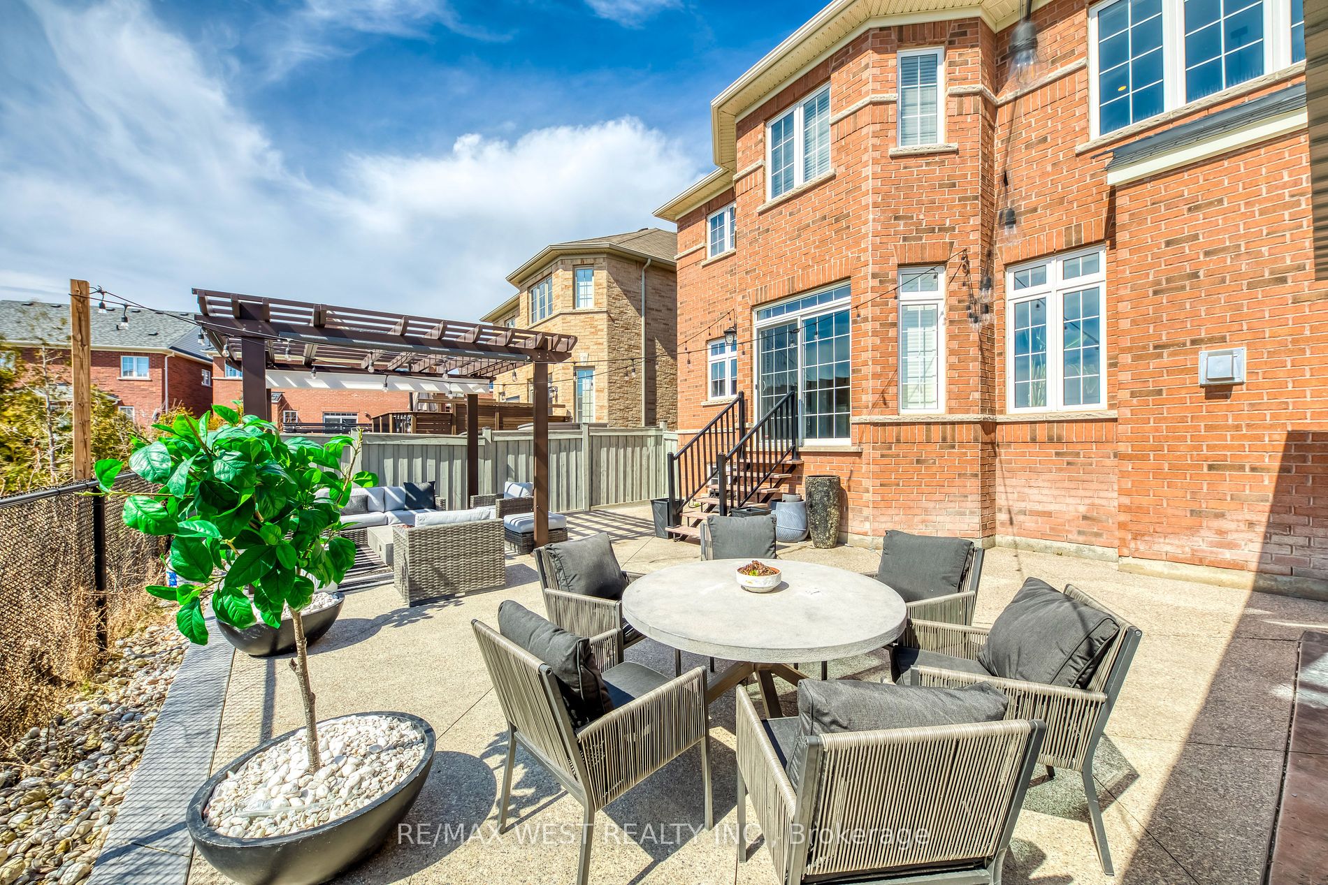 606 Nairn Circle
