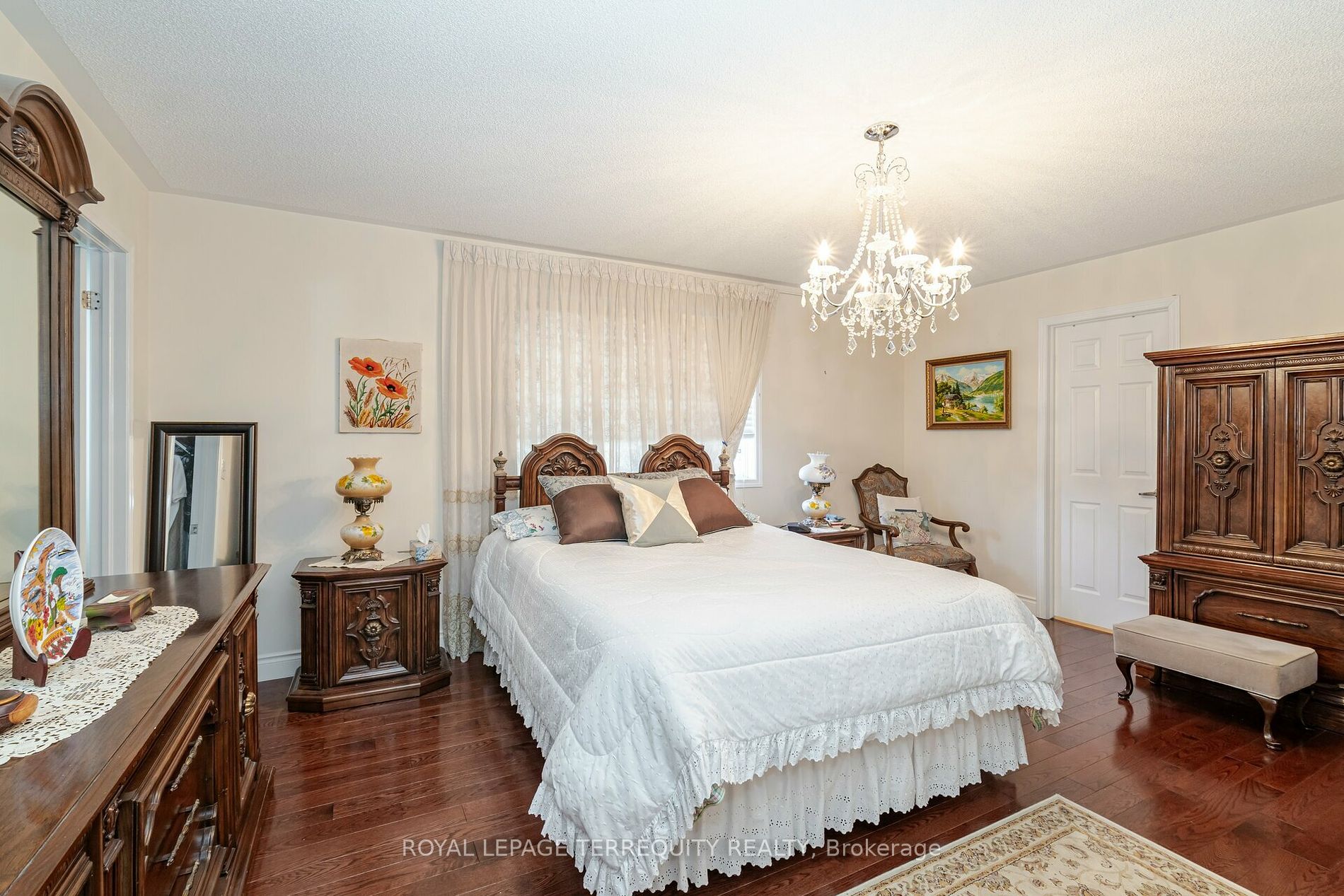 1330 Marshall Cres