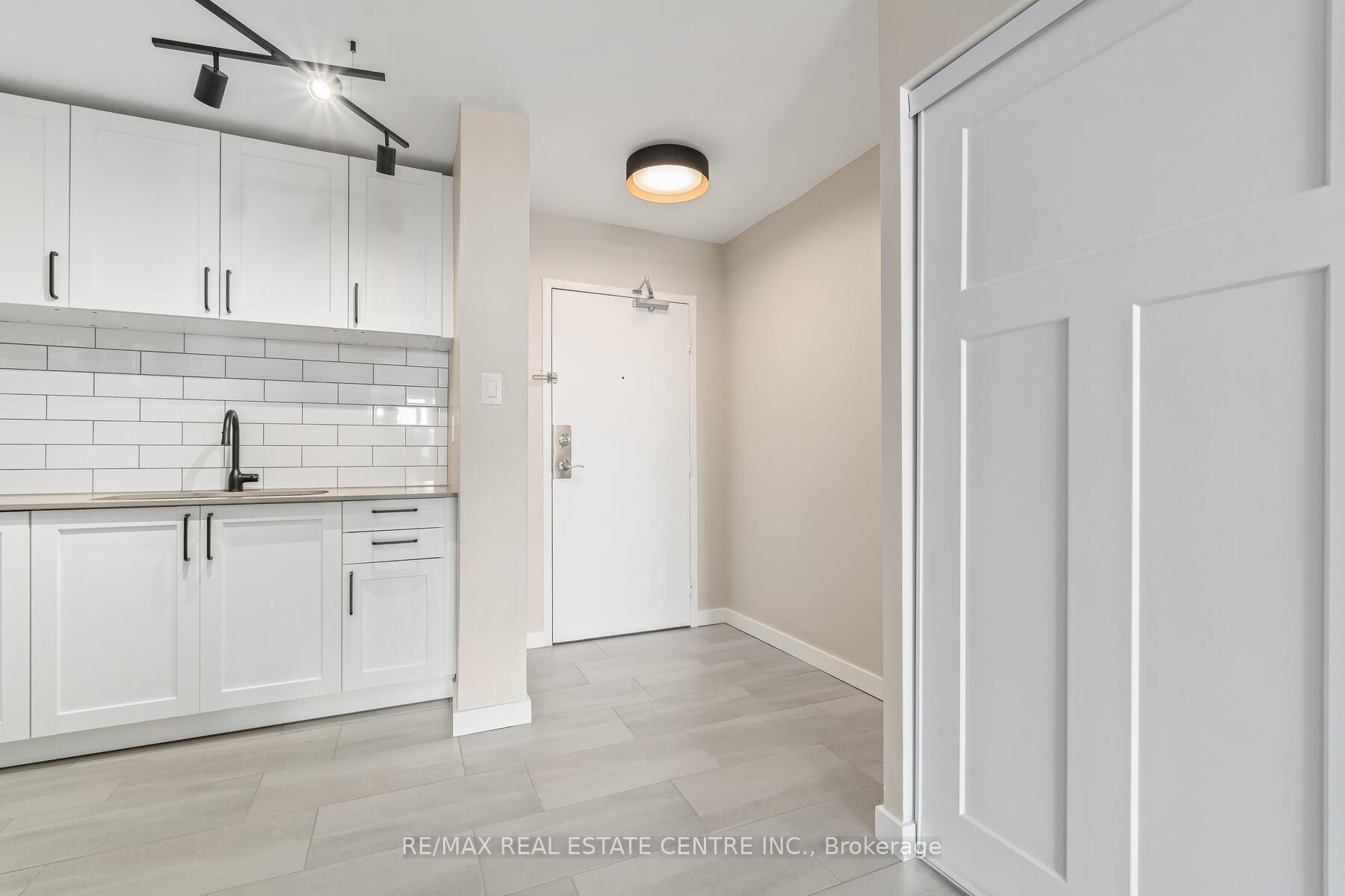 975 Warwick Court #1406