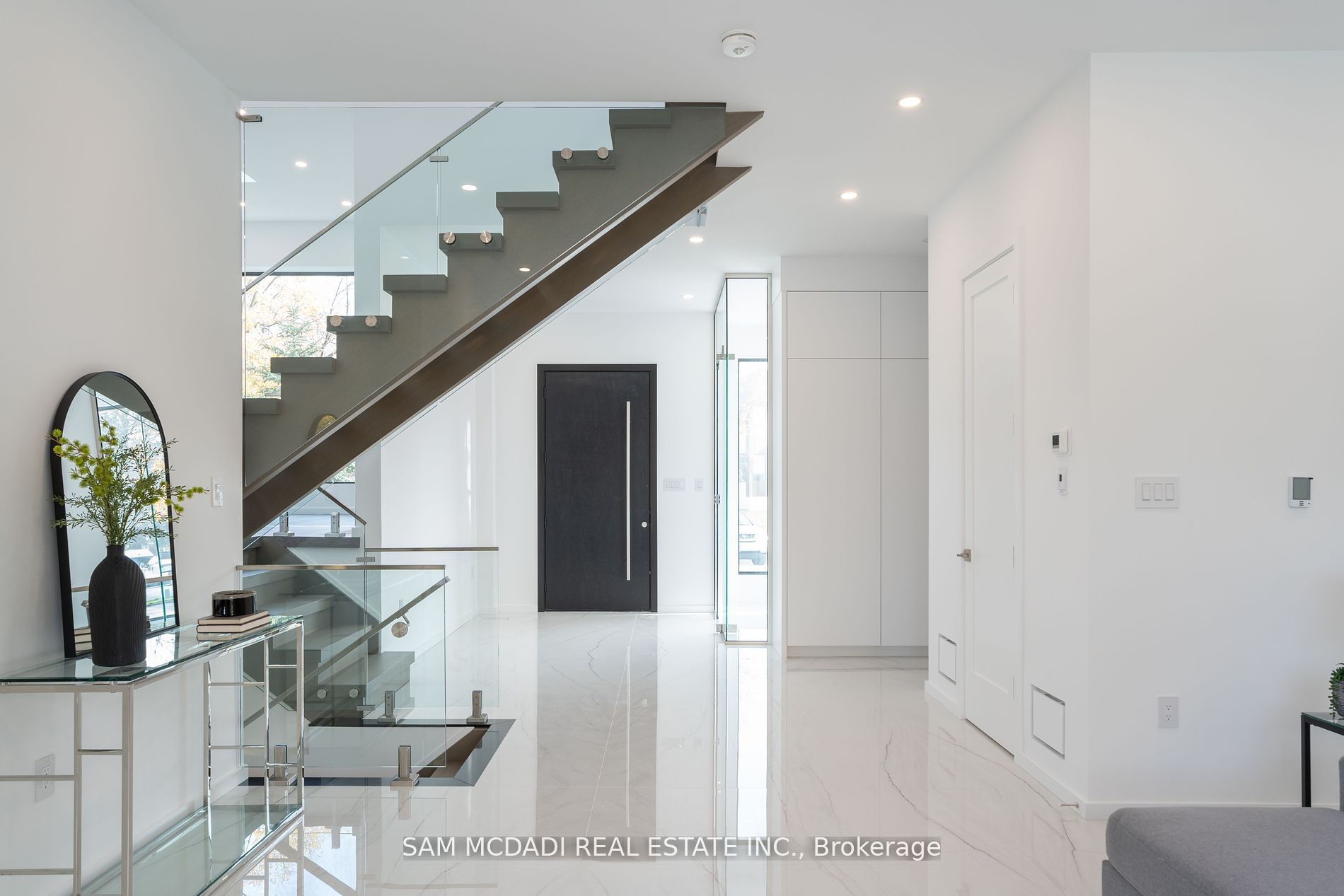 2755 Bushland Cres