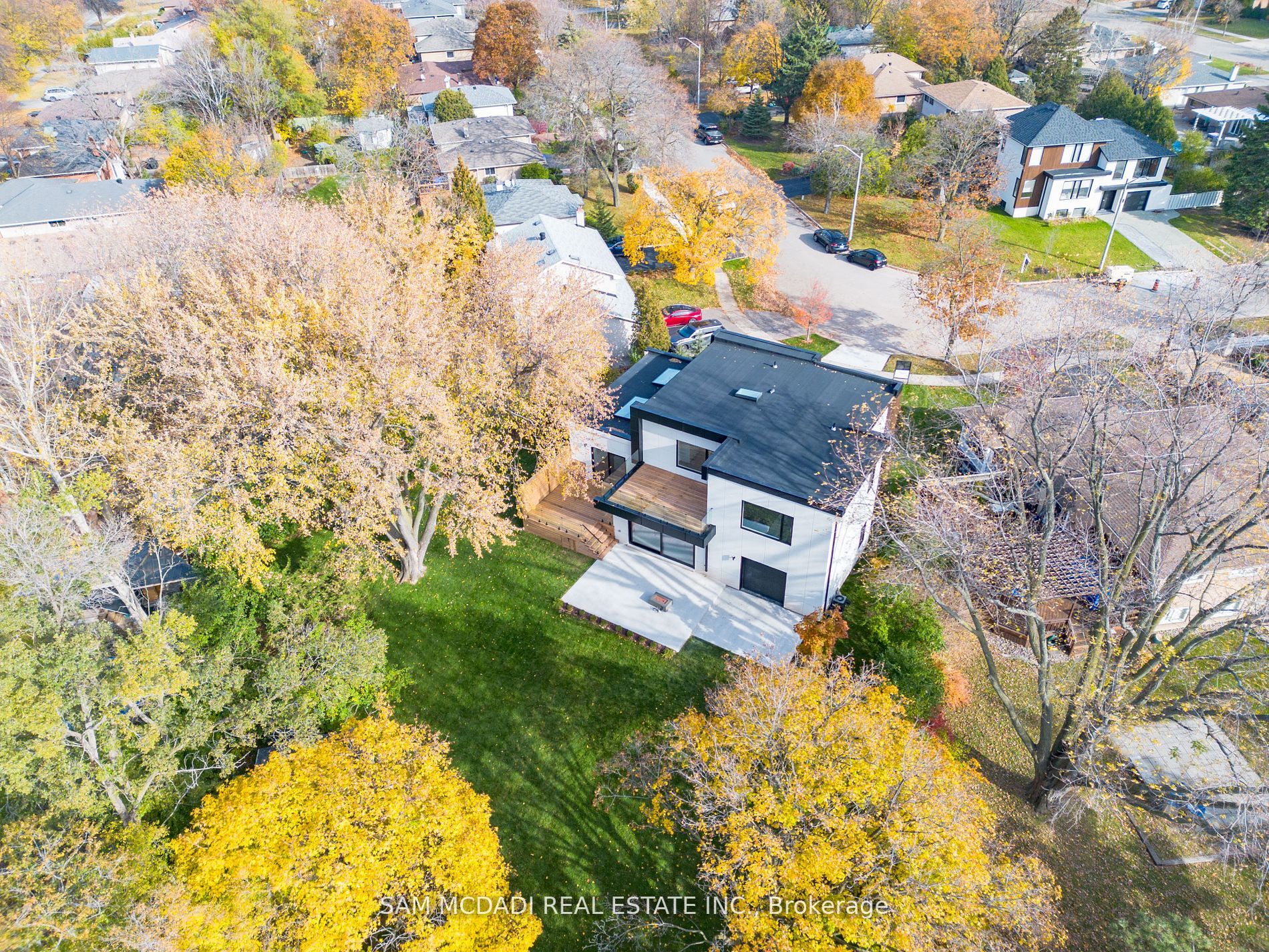 2755 Bushland Cres
