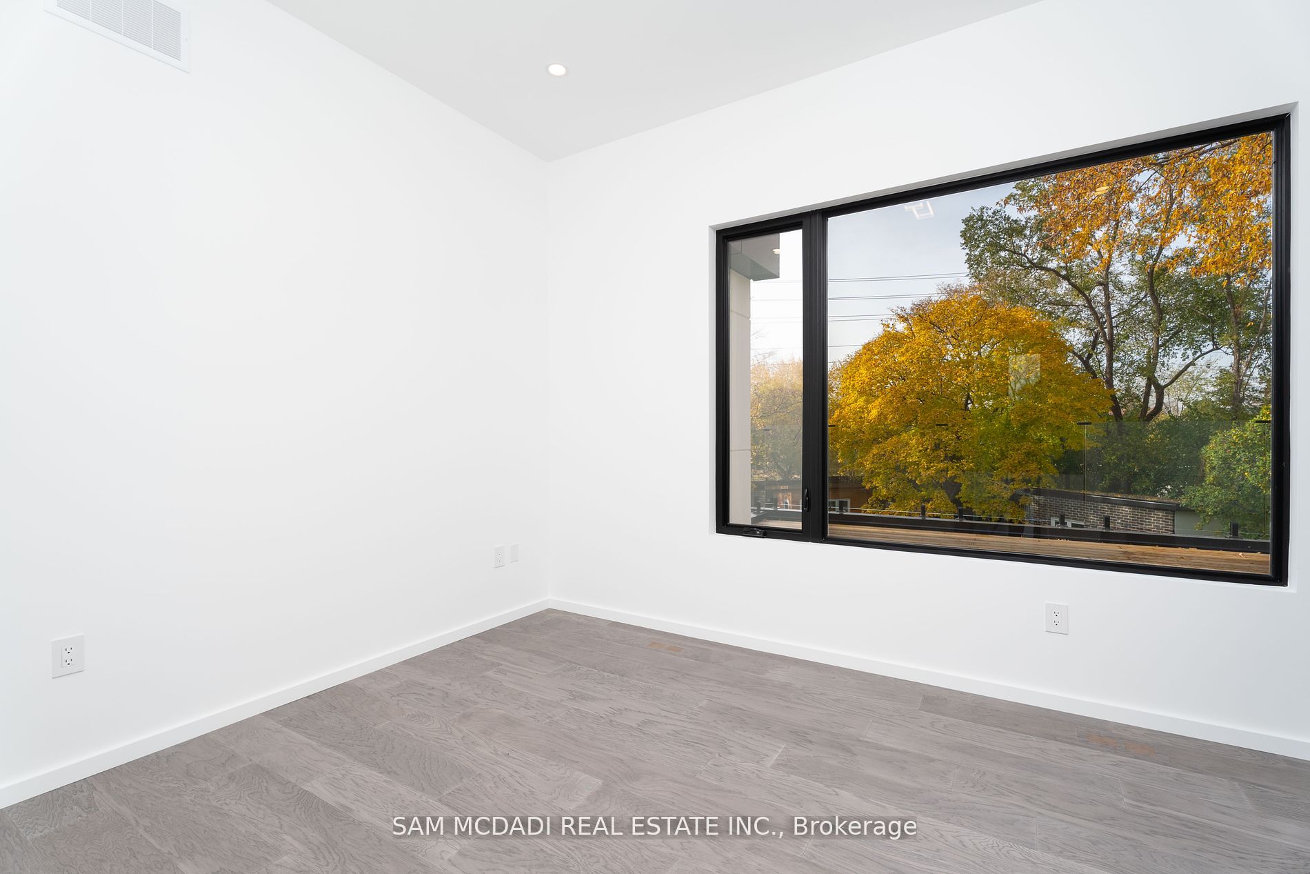 2755 Bushland Cres