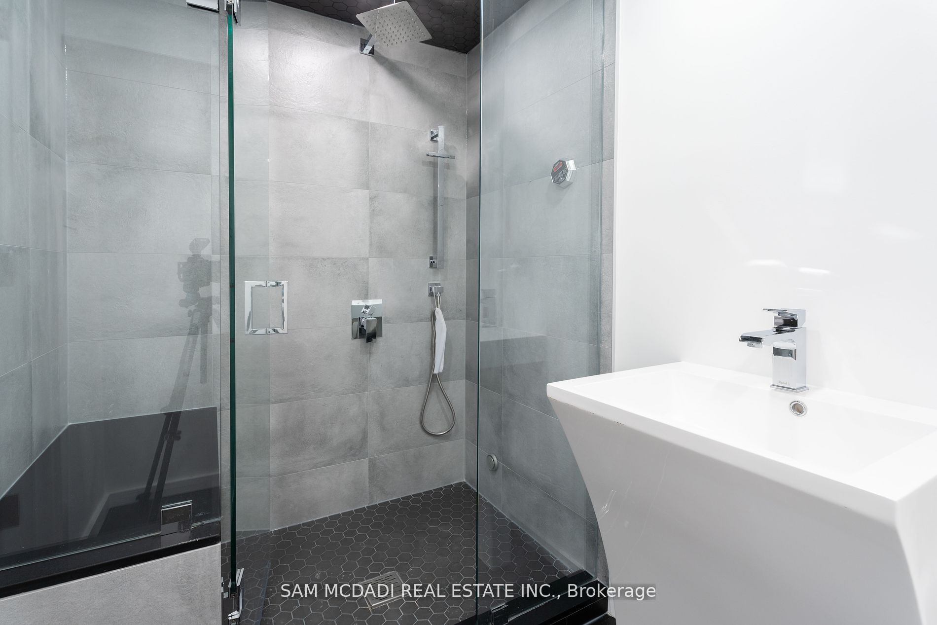 2755 Bushland Cres