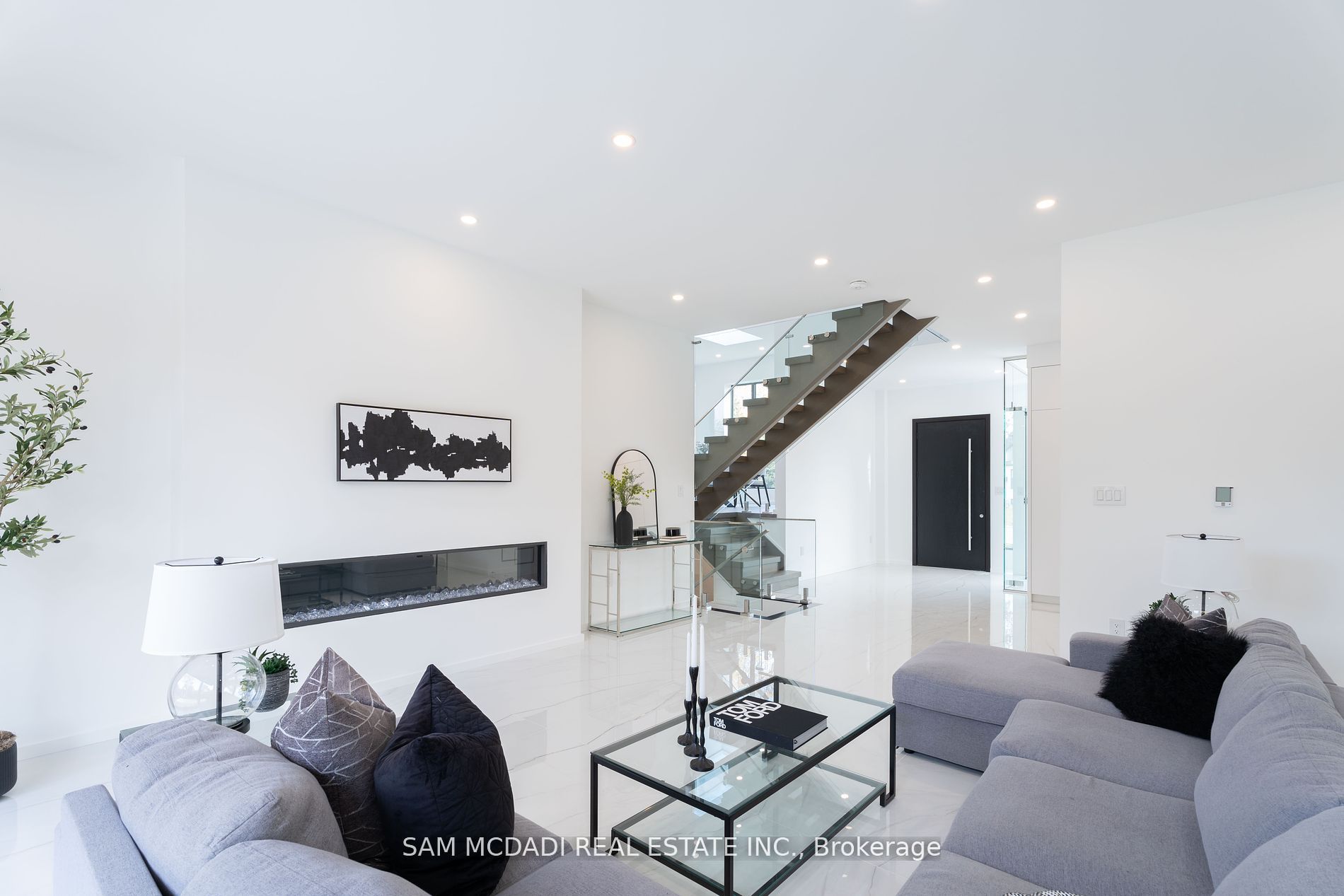 2755 Bushland Cres