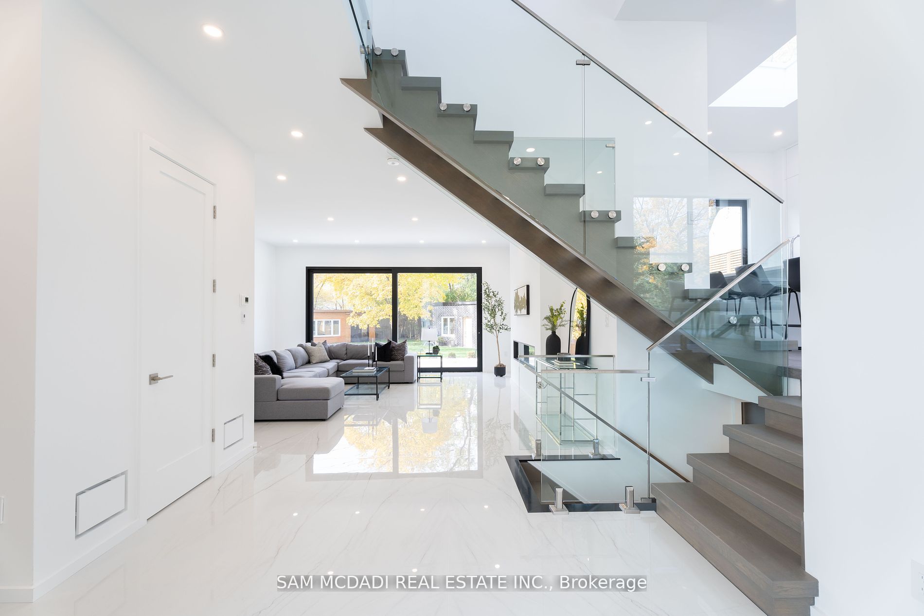 2755 Bushland Cres