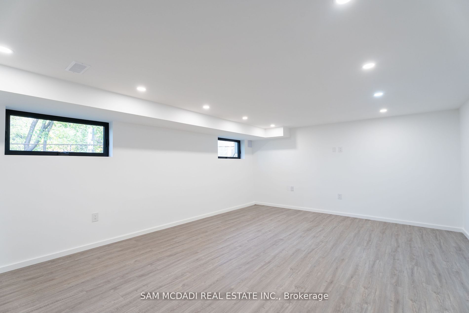 2755 Bushland Cres