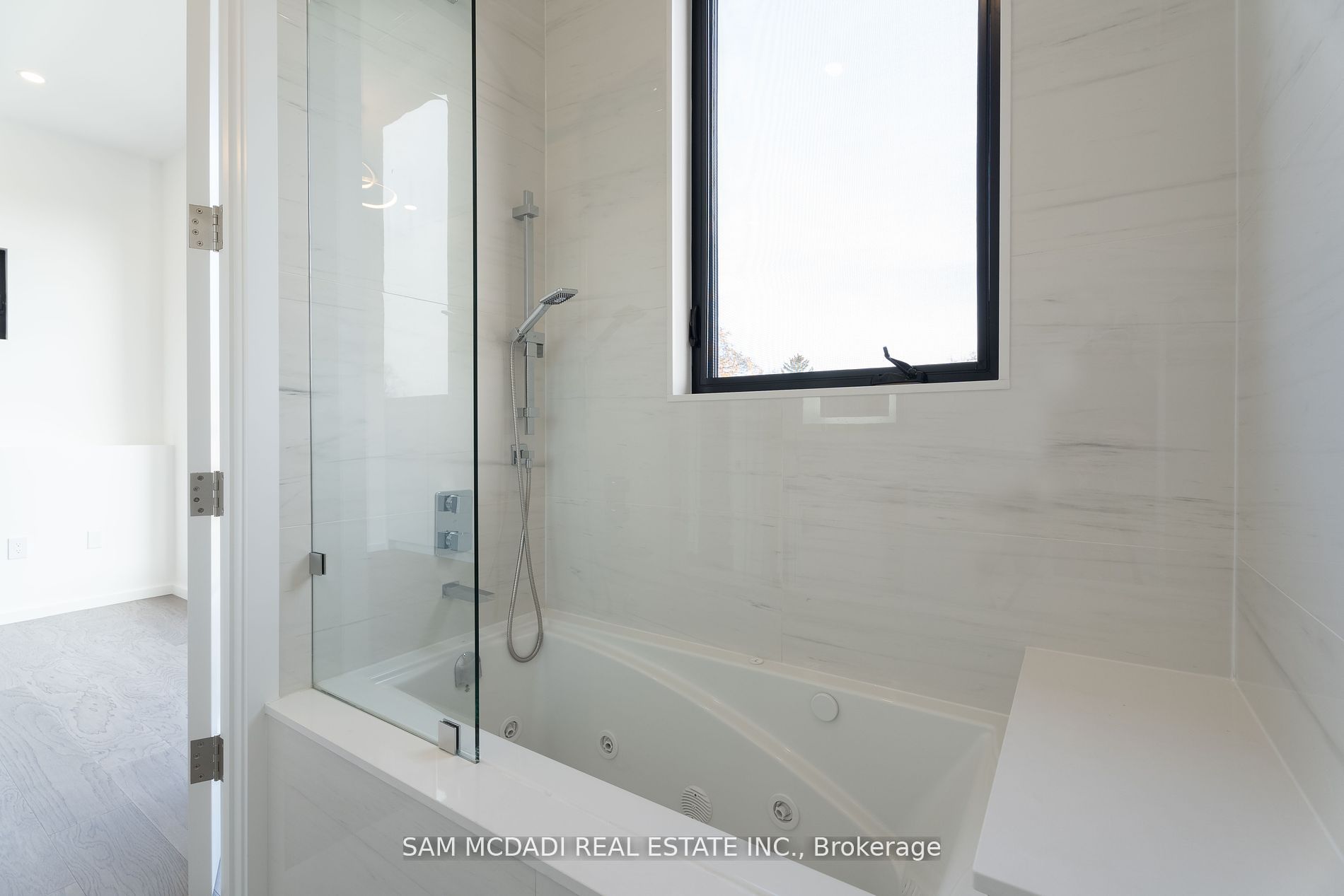 2755 Bushland Cres