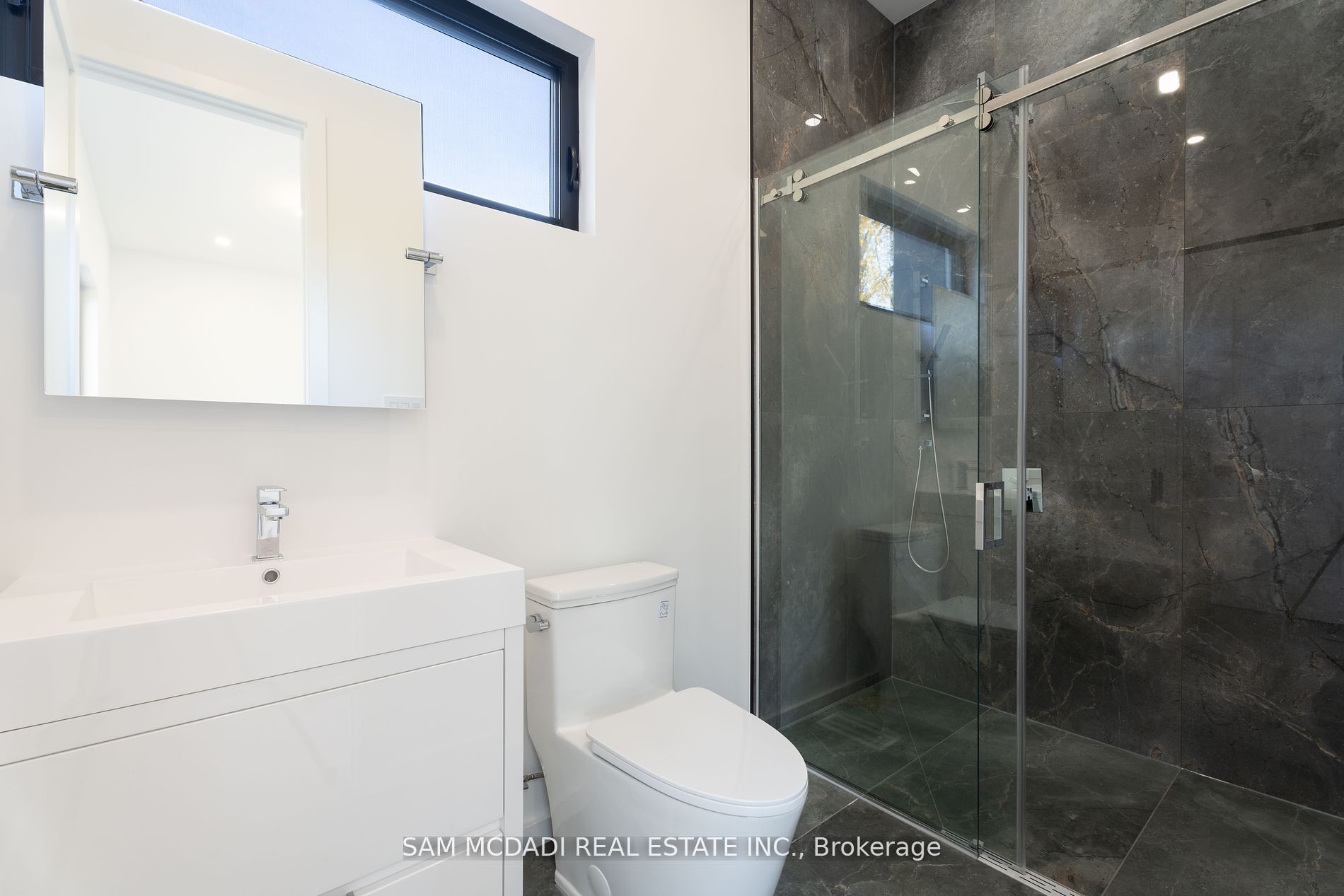 2755 Bushland Cres
