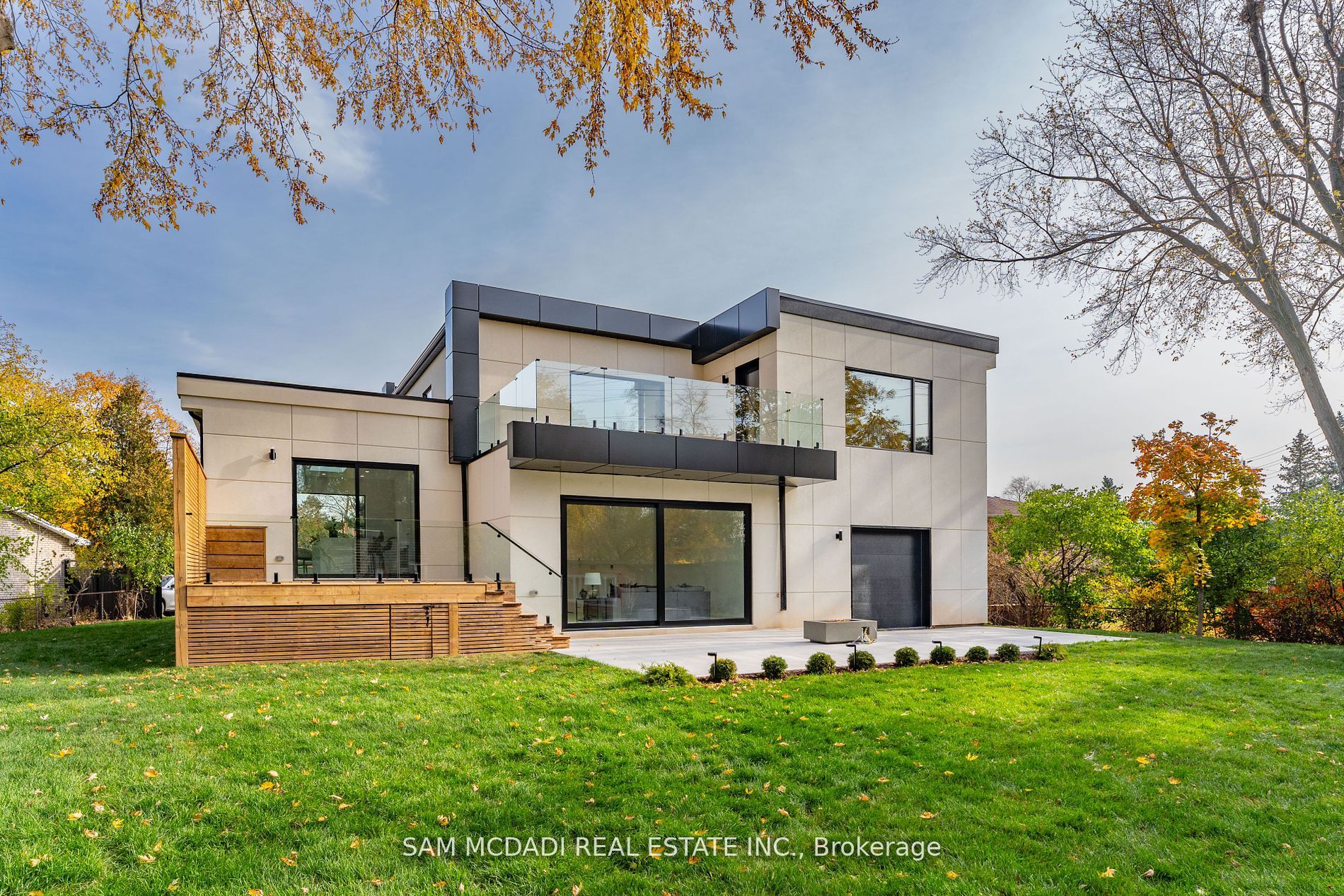 2755 Bushland Cres