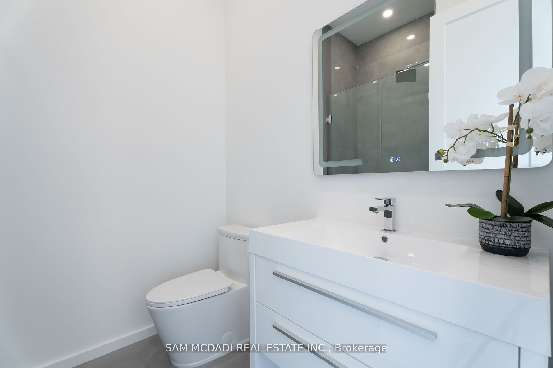 2755 Bushland Cres