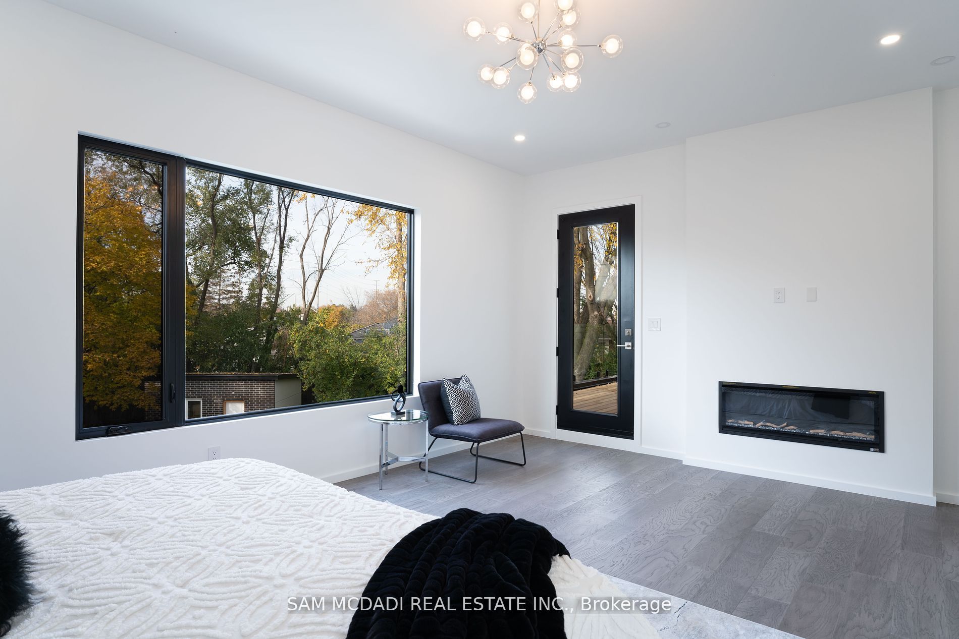 2755 Bushland Cres