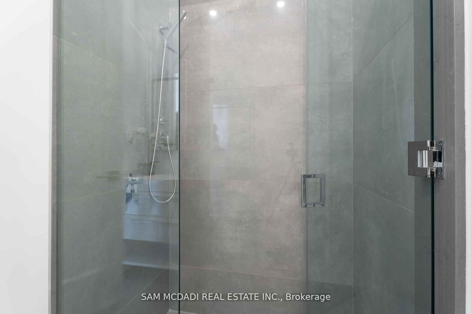 2755 Bushland Cres
