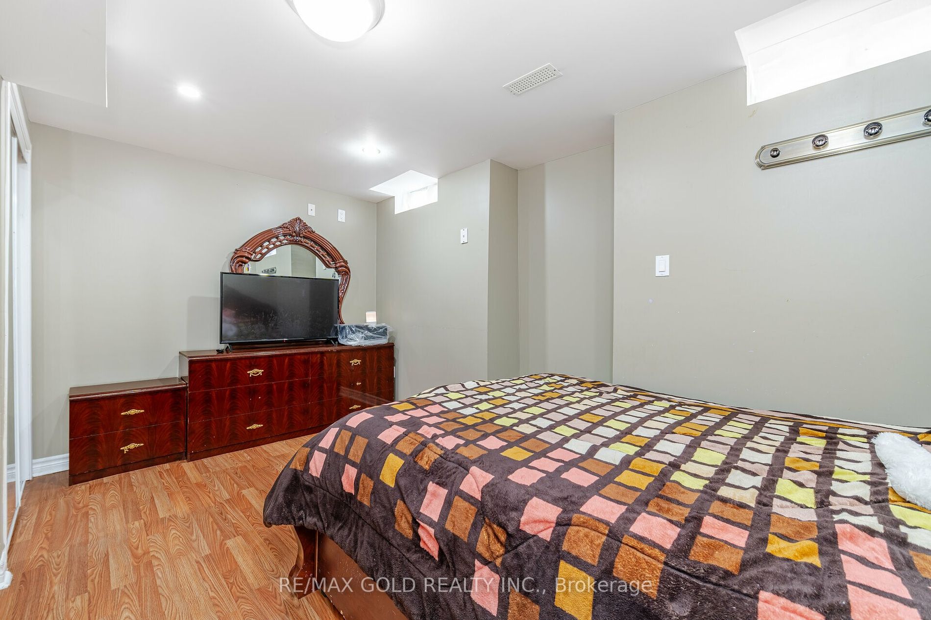 33 Willow Park Dr