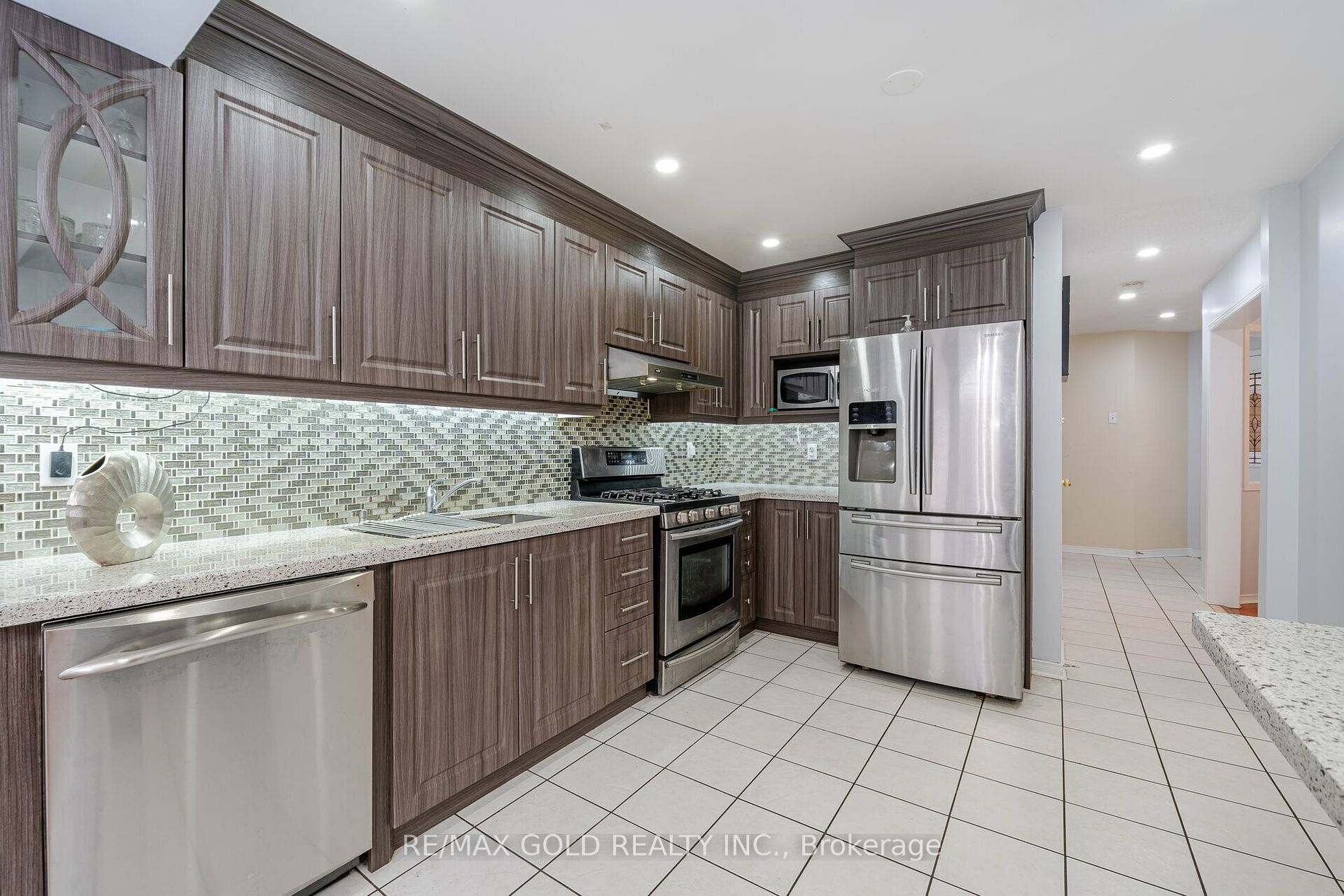 33 Willow Park Dr