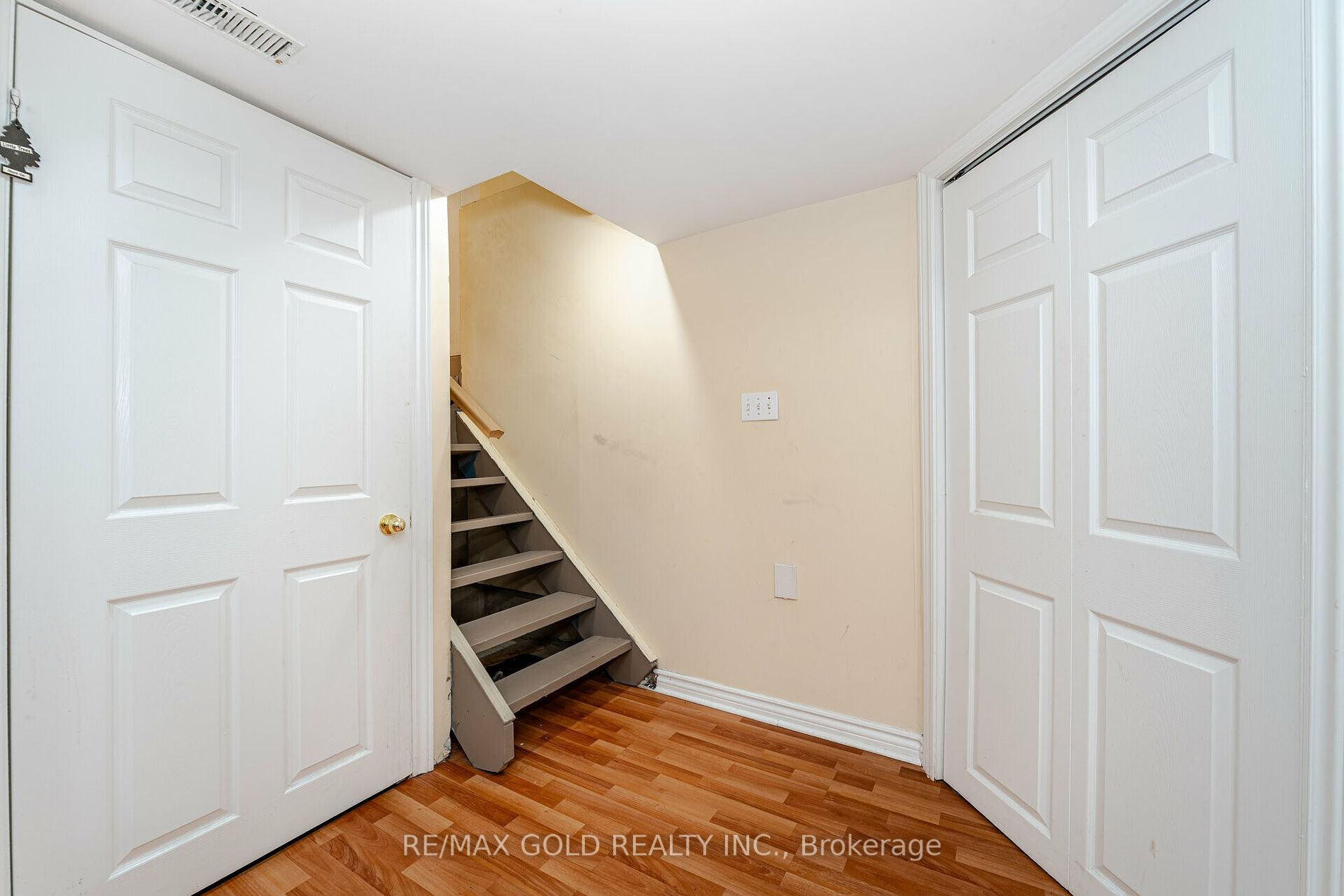 33 Willow Park Dr