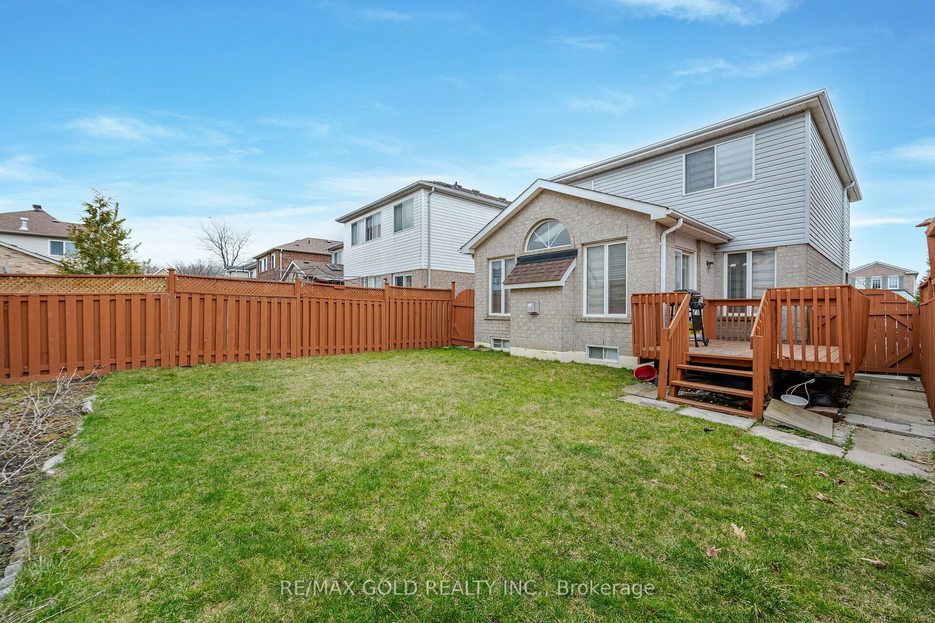 33 Willow Park Dr