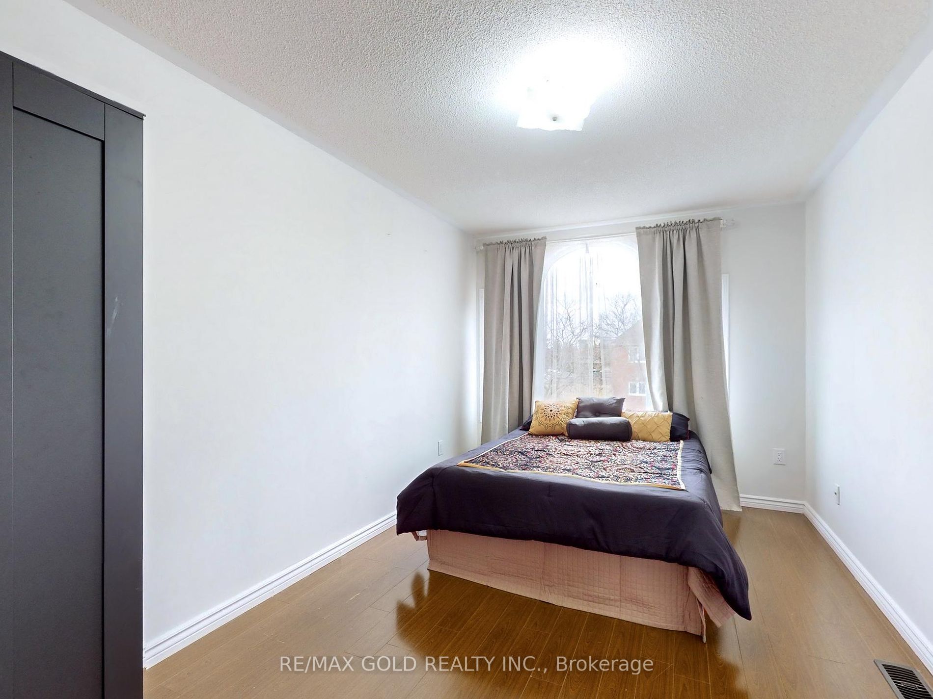 4 Treepark St