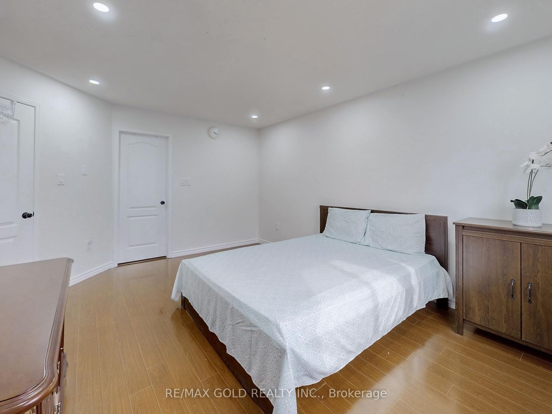 4 Treepark St