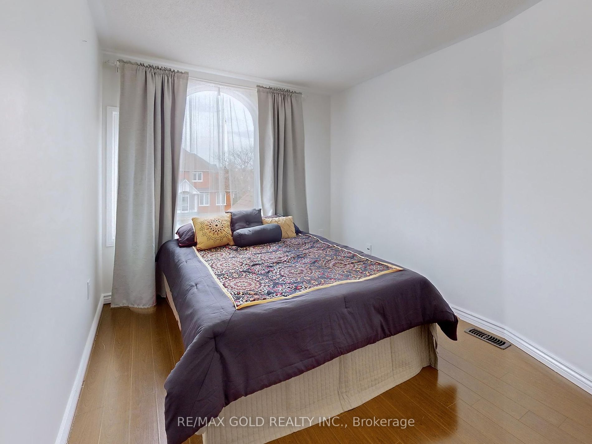 4 Treepark St