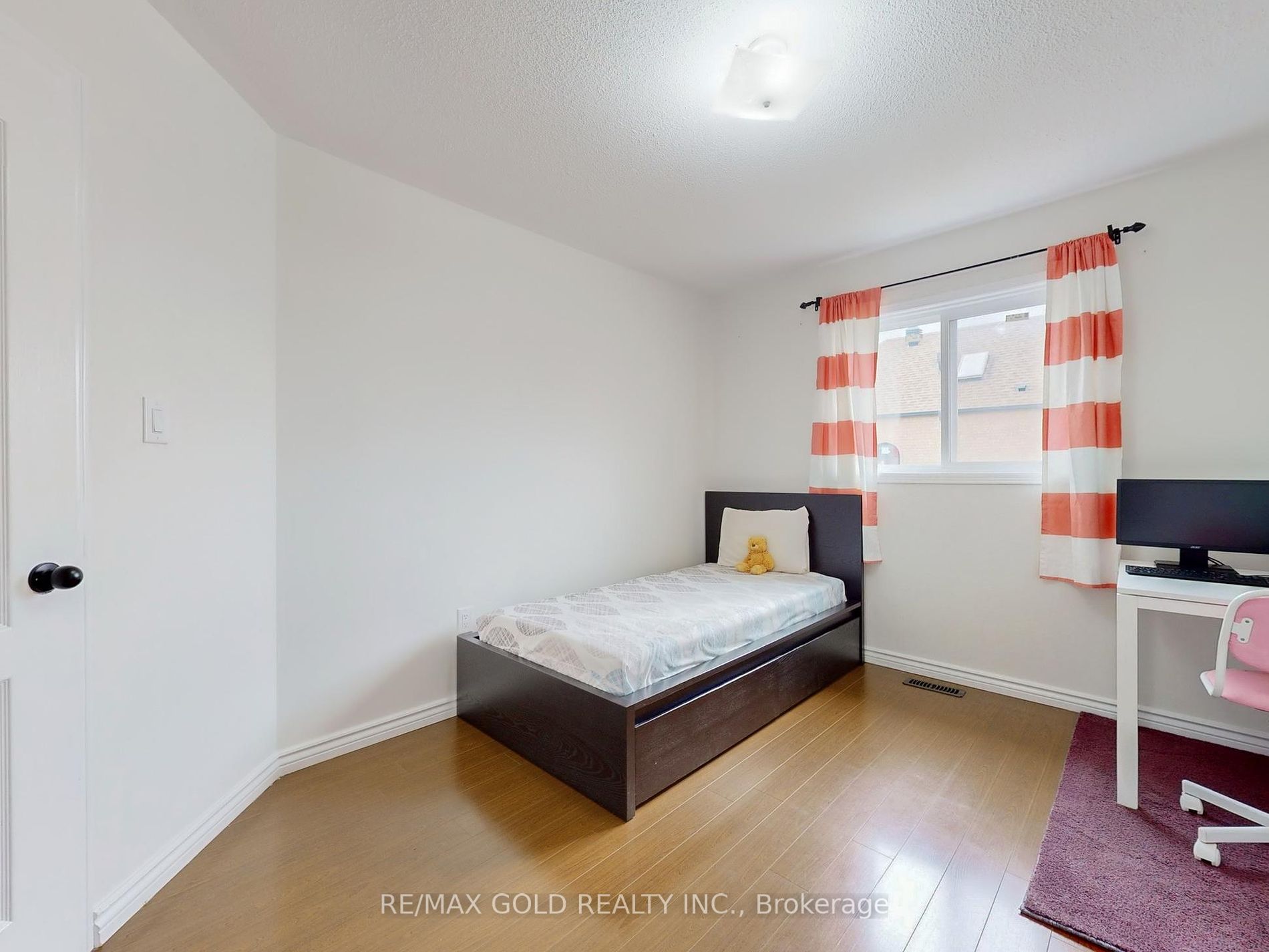 4 Treepark St