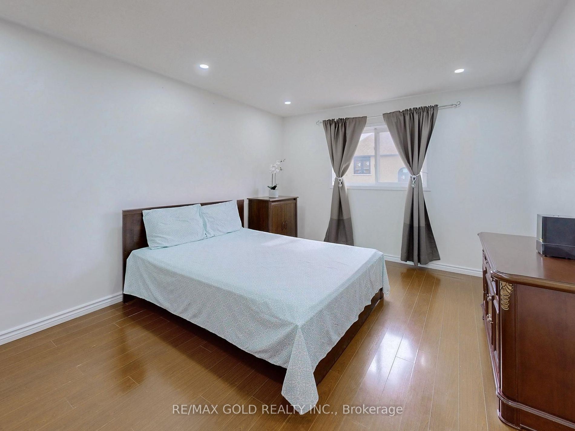 4 Treepark St